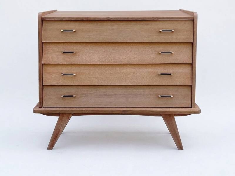 Renovated vintage commode from the 1960s in oak with slanted profile and tapered legs.