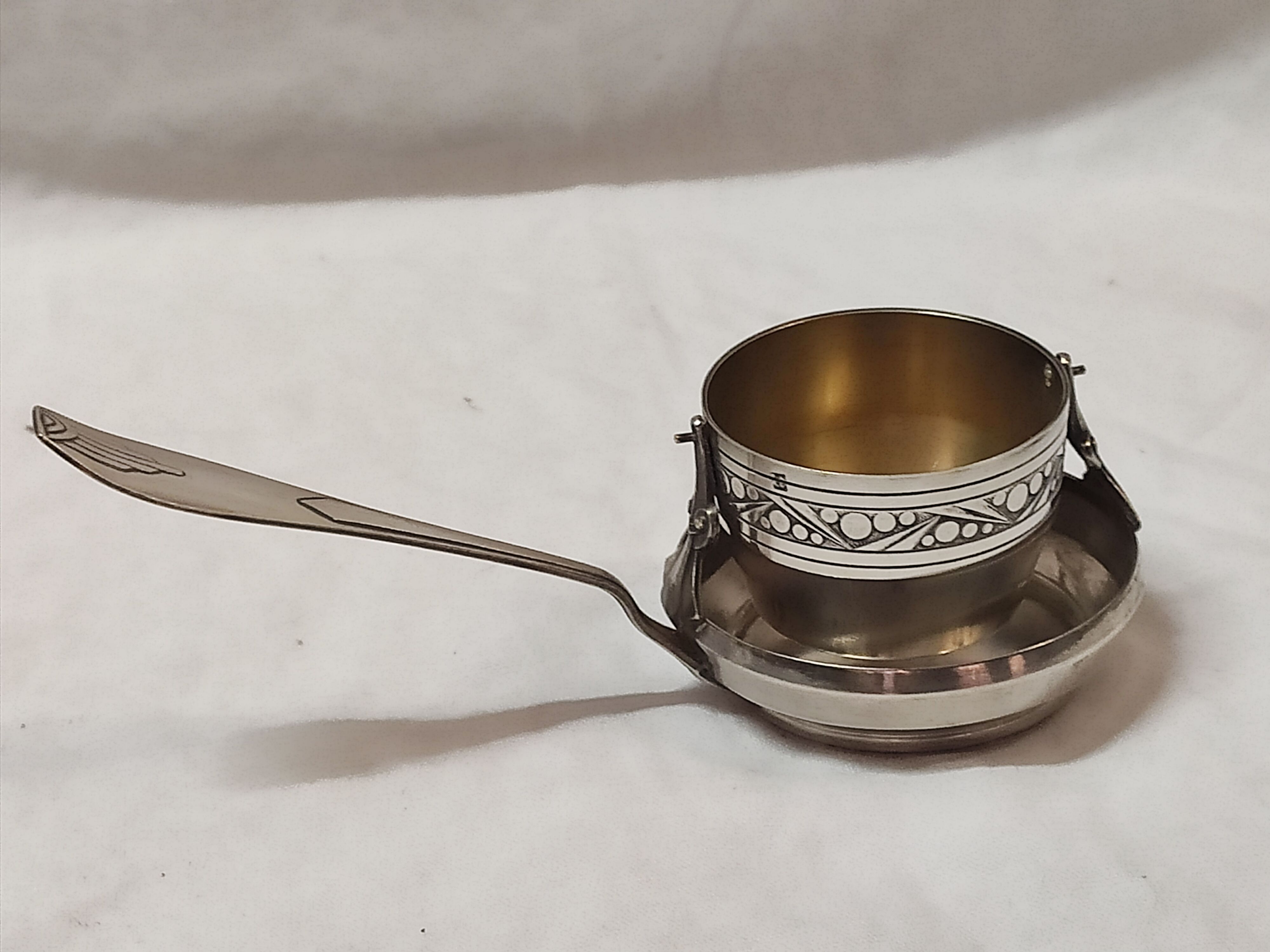 Tea strainer, art deco, silver metal.