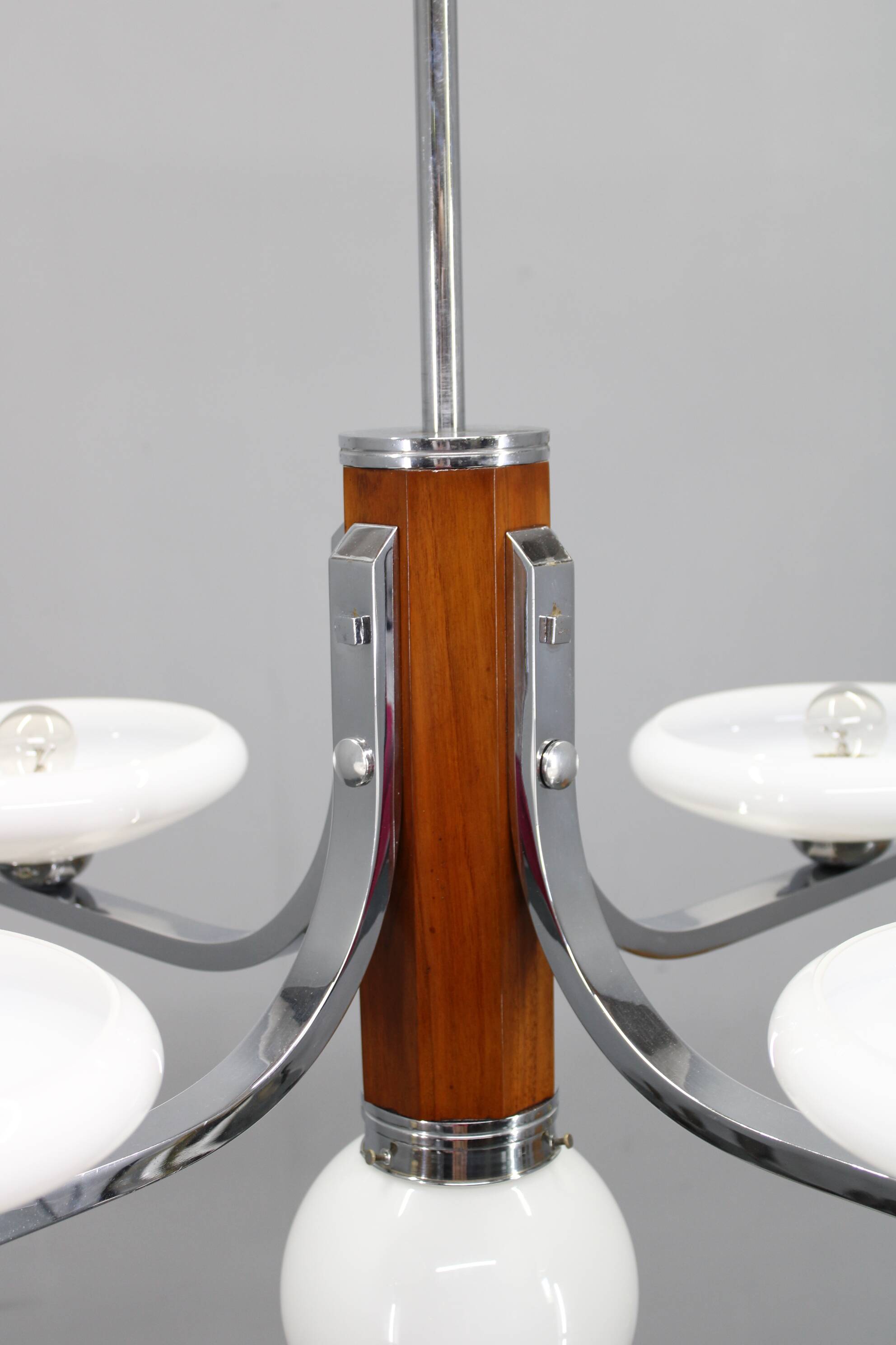 Lustre Art Déco en chrome et noyer avec abat-jour en verre opale, Tchécoslovaquie, 1
