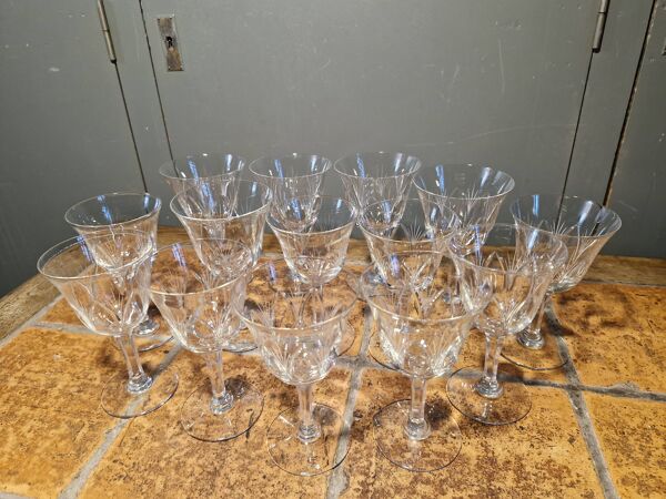 14 Verres anciens Cristal gravé 9 Vin - 5 Eau  + 2 Kdo
