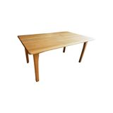 Tisch aus massiven Holz