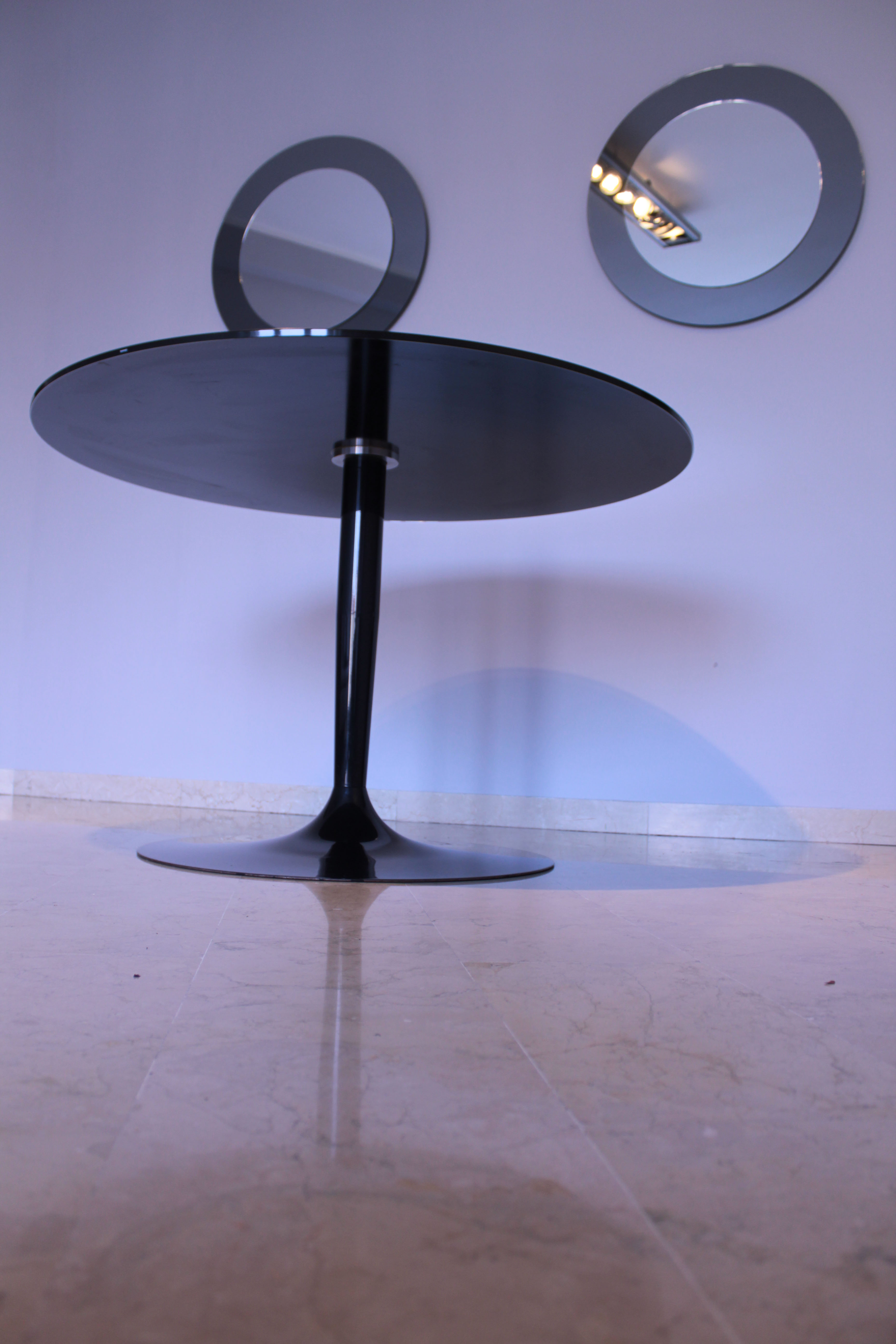 Round table in mirrored black glass, Italia1980s signed Calligaris