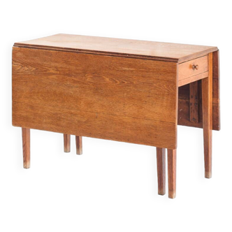 Vintage table with two folding leaves. Solid oak wood. France, 1940s