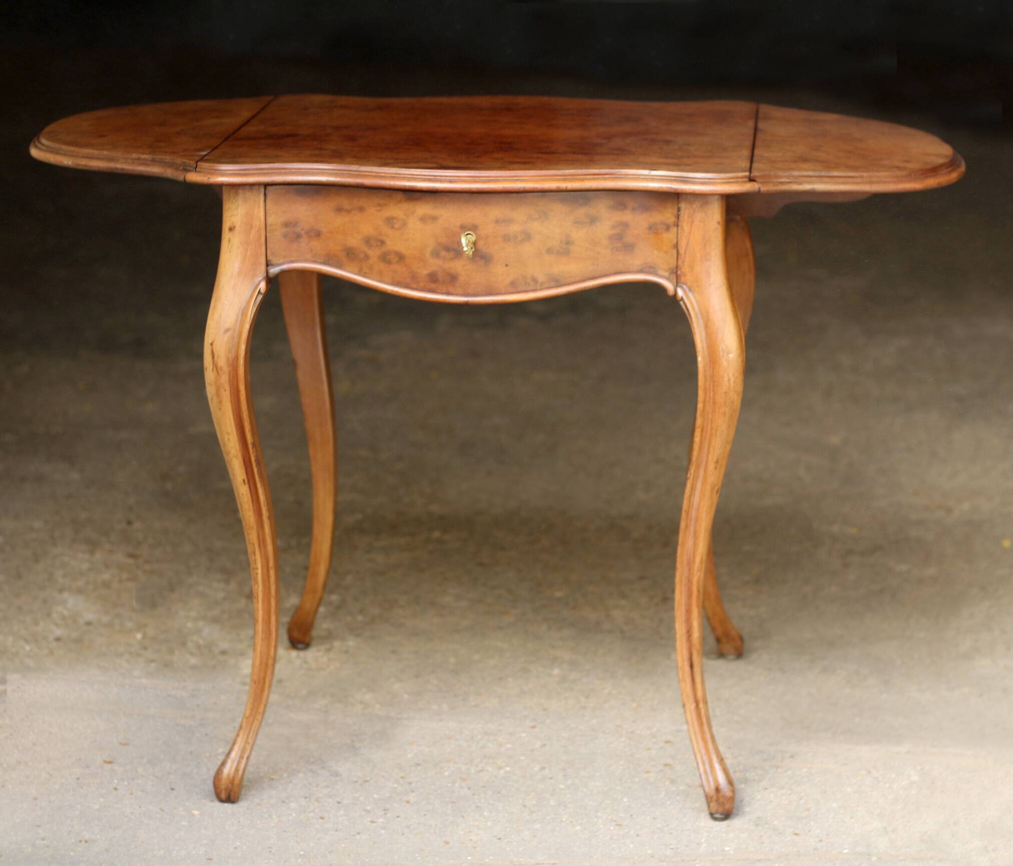Charmante table Napoléon 3 estampillée (travail du Faubour, fin 19e).