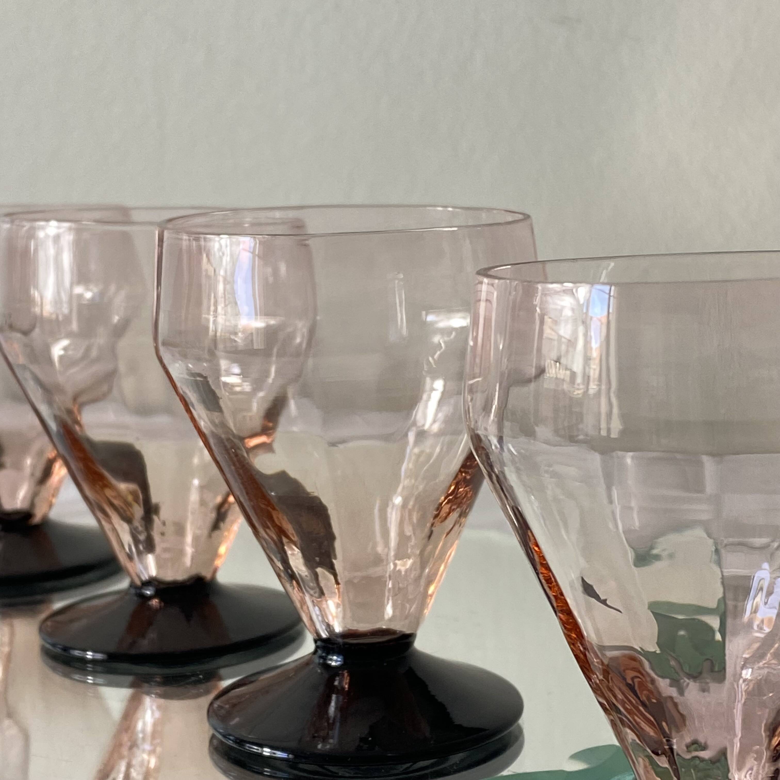 6 petits verres à vin ou à eau art déco rose et pied noir 7 cl