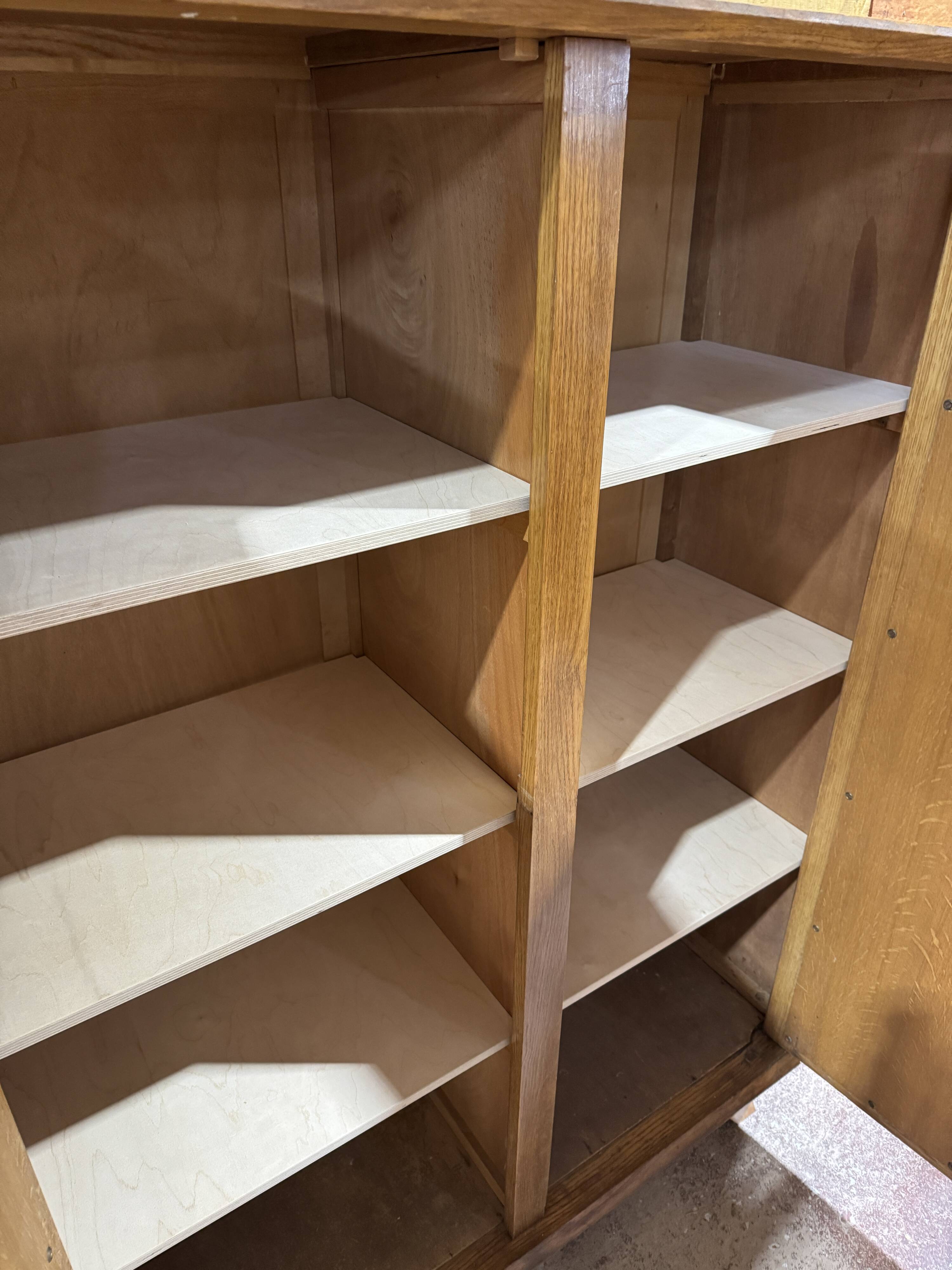 Armoire vintage en rotin et chêne