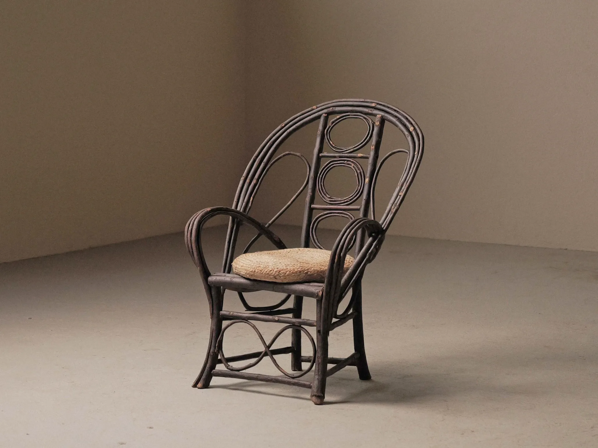 Fauteuil sculptural en bois courbé , Art Populaire, vers 1900