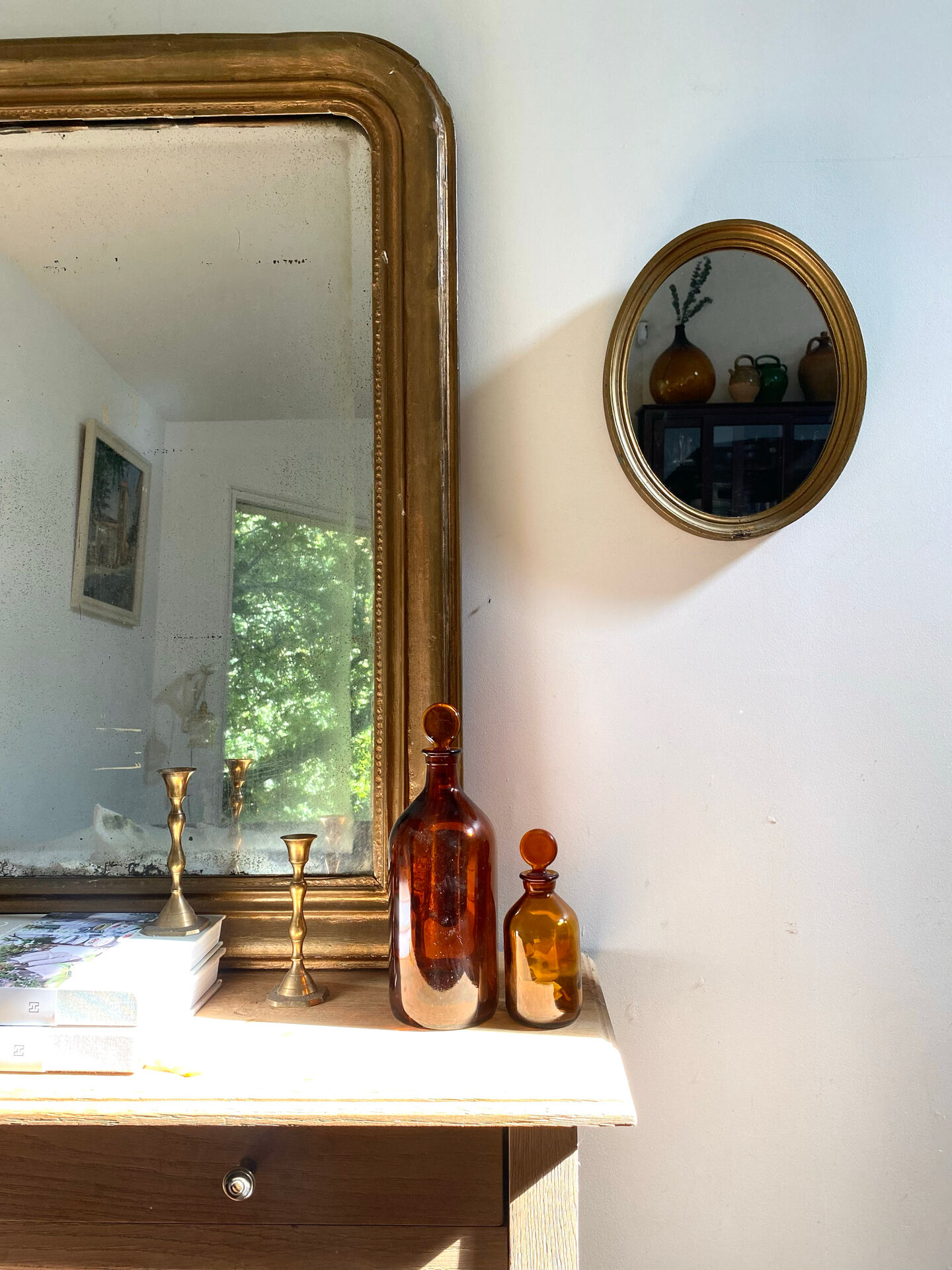 Oval mirror in gilded wood