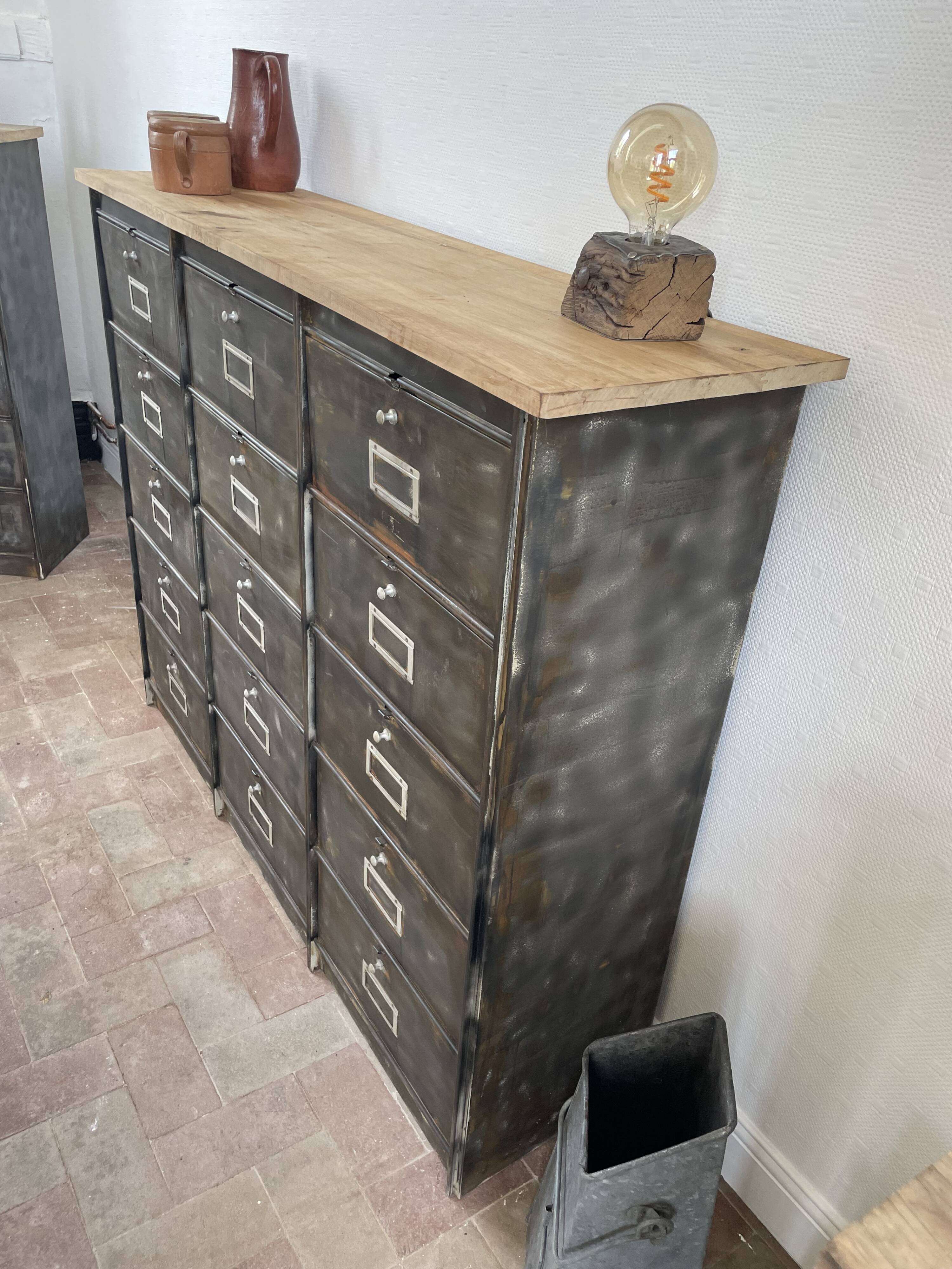 Renovated metal furniture with 15 roneo flaps.