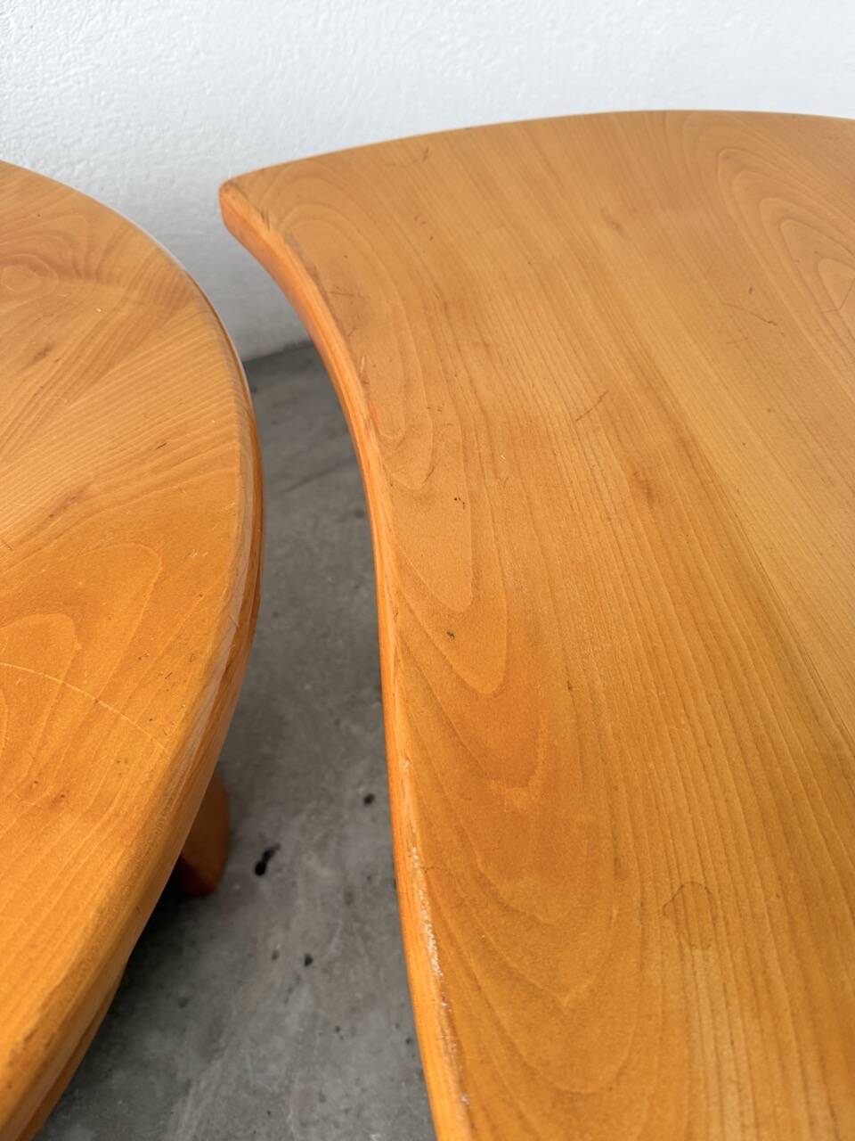 Tables basses en orme formant une goutte