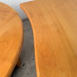 Tables basses en orme formant une goutte