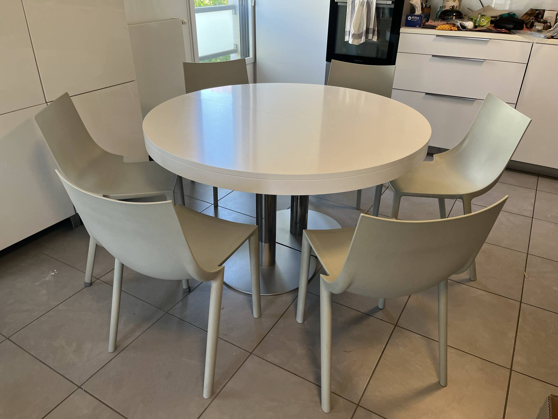 Table Cinna + 6 Stark chairs Bo