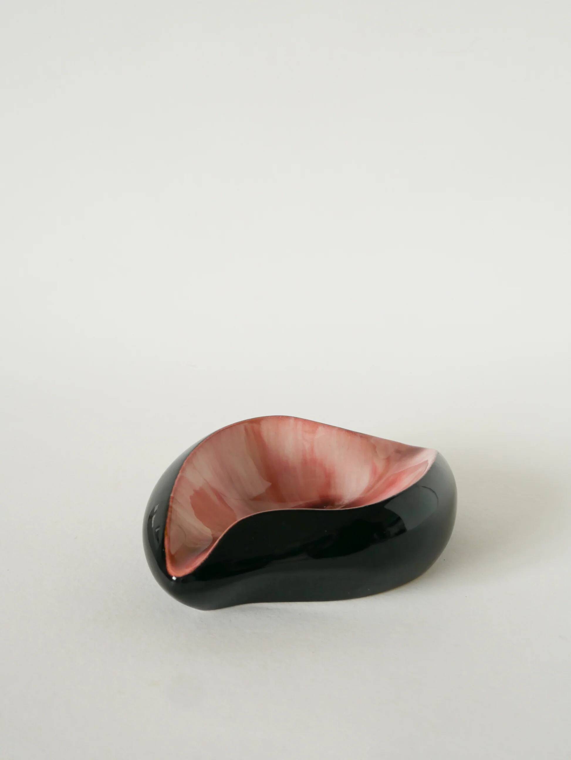 Vide-poche en céramique, forme libre, noir et rose, 1970