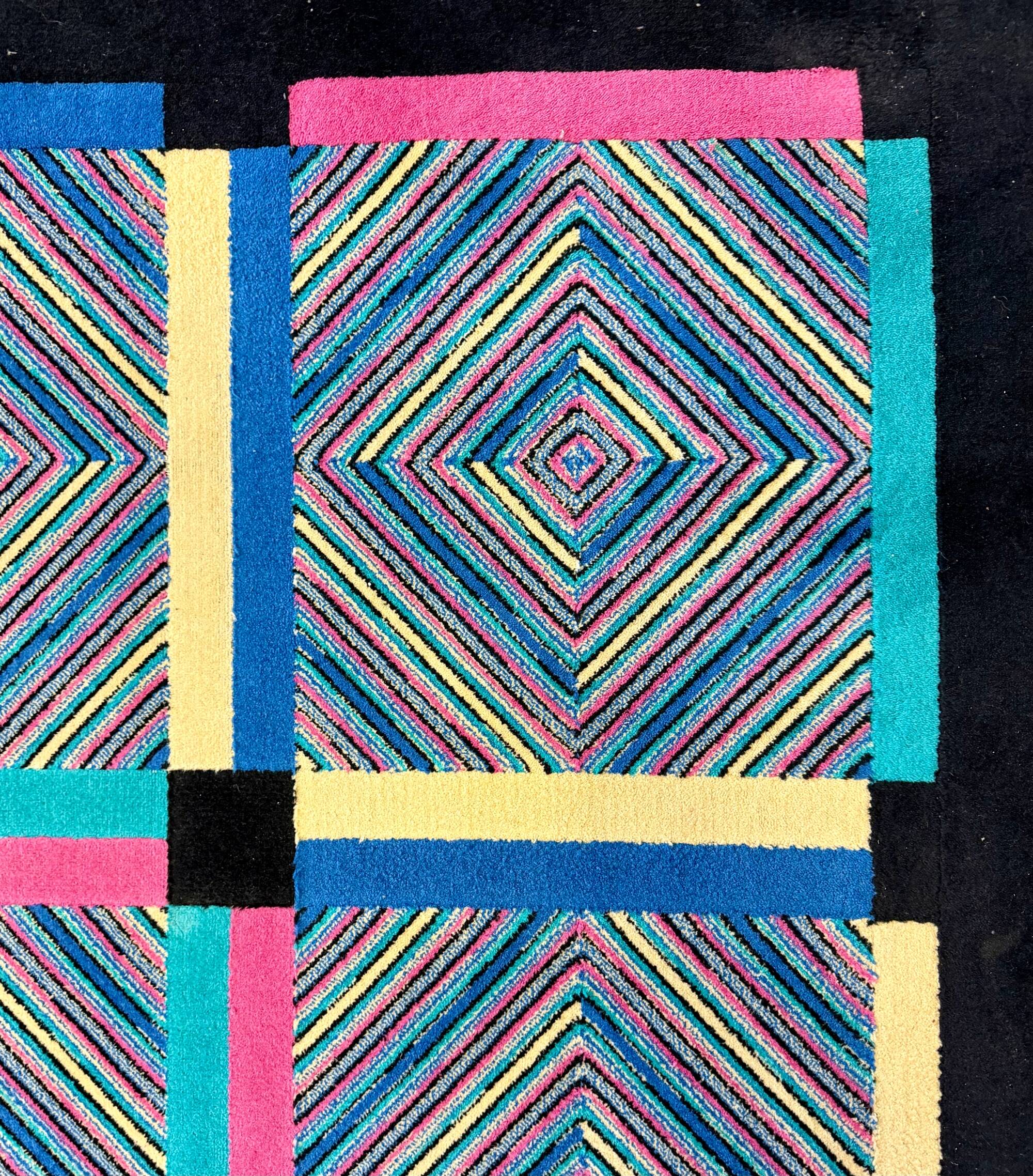 Tapis rectangulaire en laine noir et coloré par Missoni, Italie, années 1980.