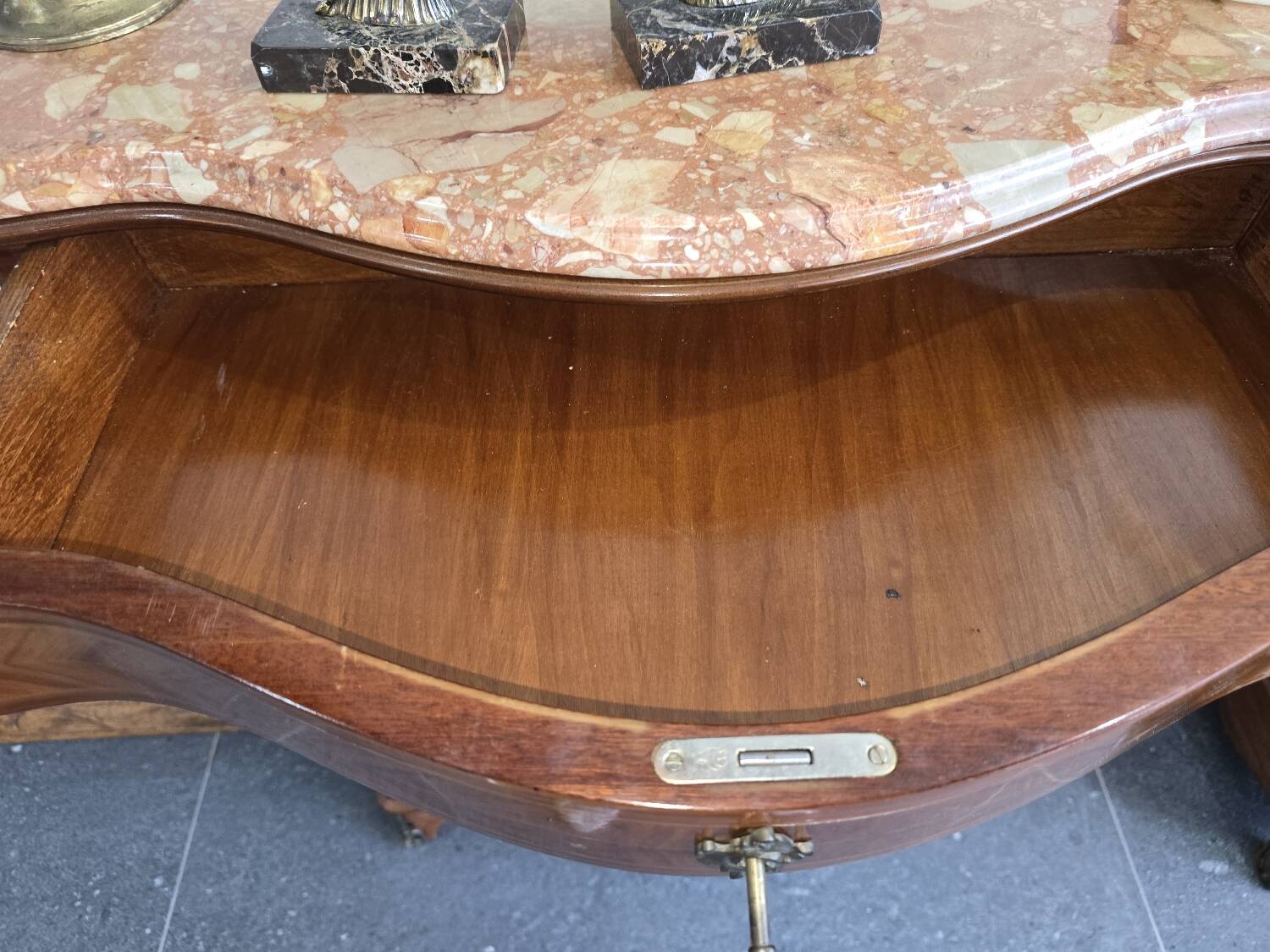 Curved support furniture in floral marquetry – Louis XV style, marble top, late 19th century.