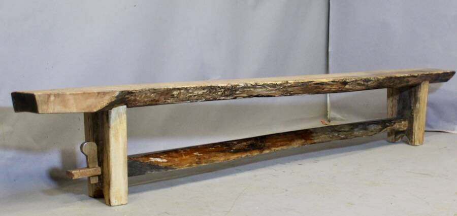 Banc brutaliste en frêne