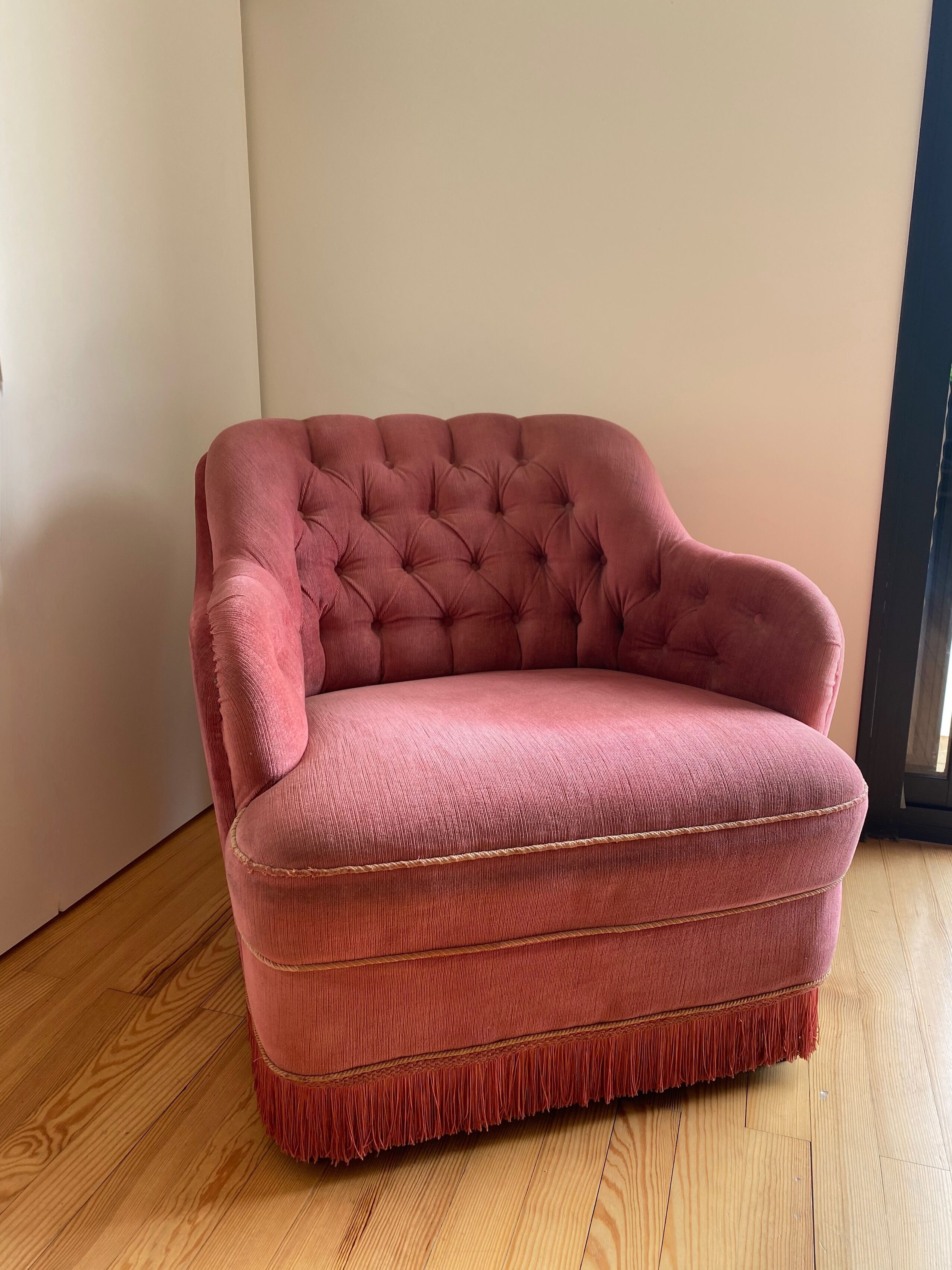 Upholstered toad armchair