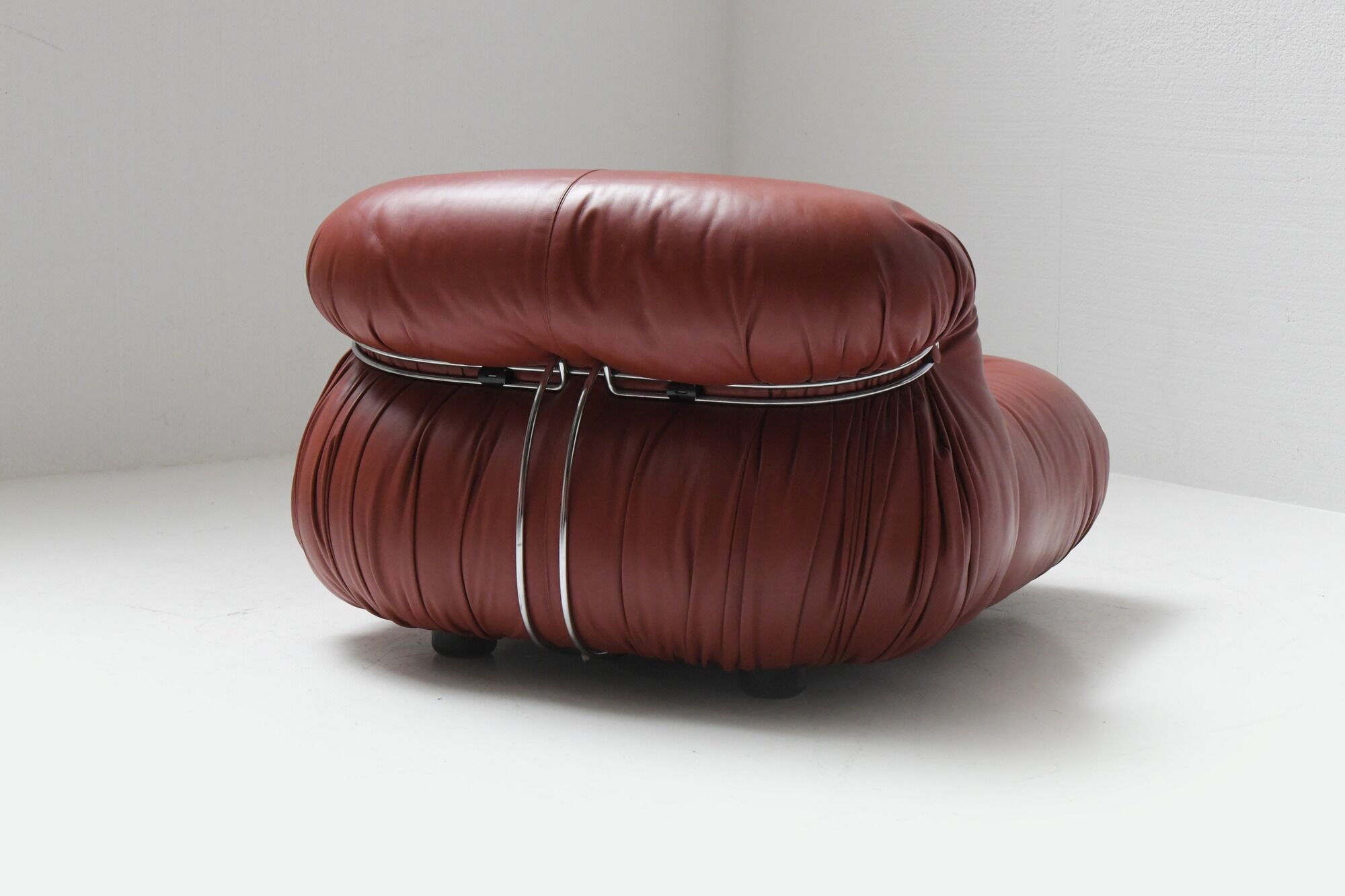 Vintage Soriana set in red leather by Afra e Tobia Scarpa for Cassina Italy