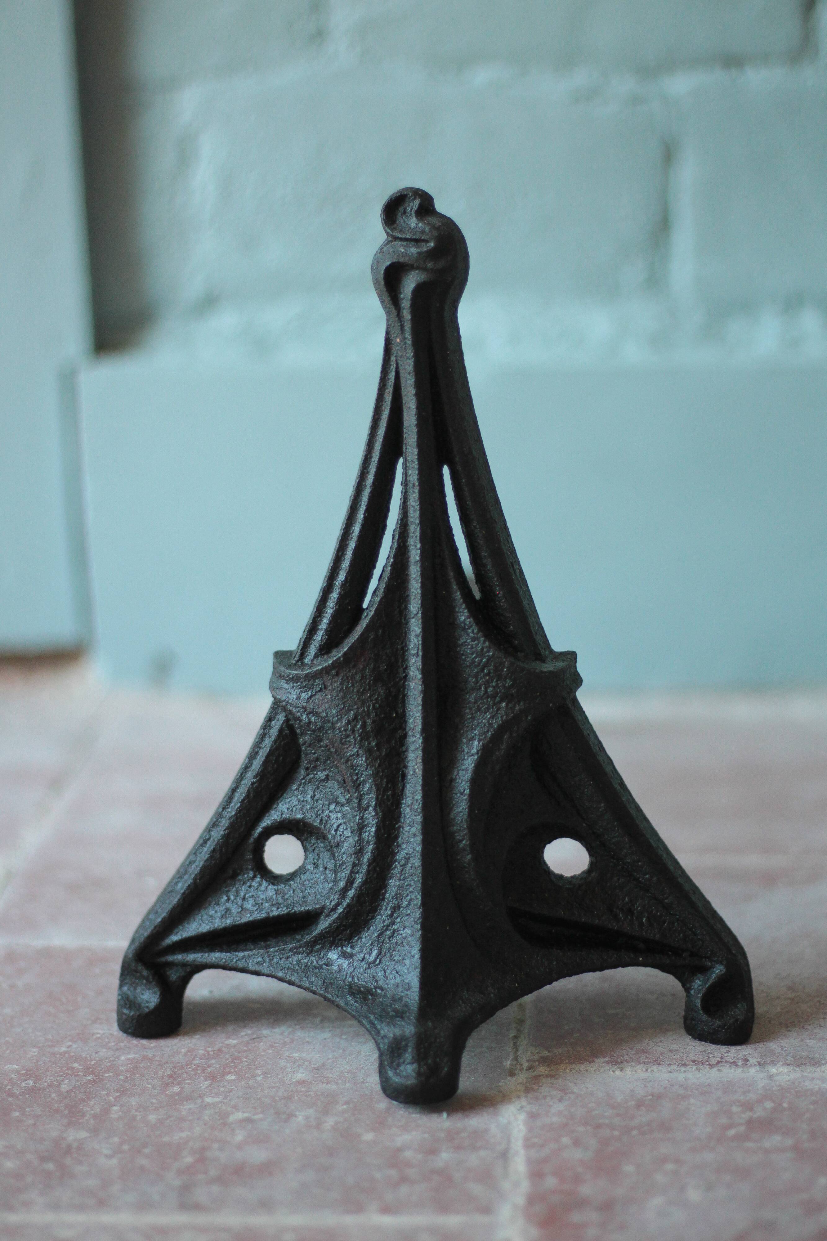 Art Nouveau pair of andirons in cast iron in the style of Hector Guimard, decor.