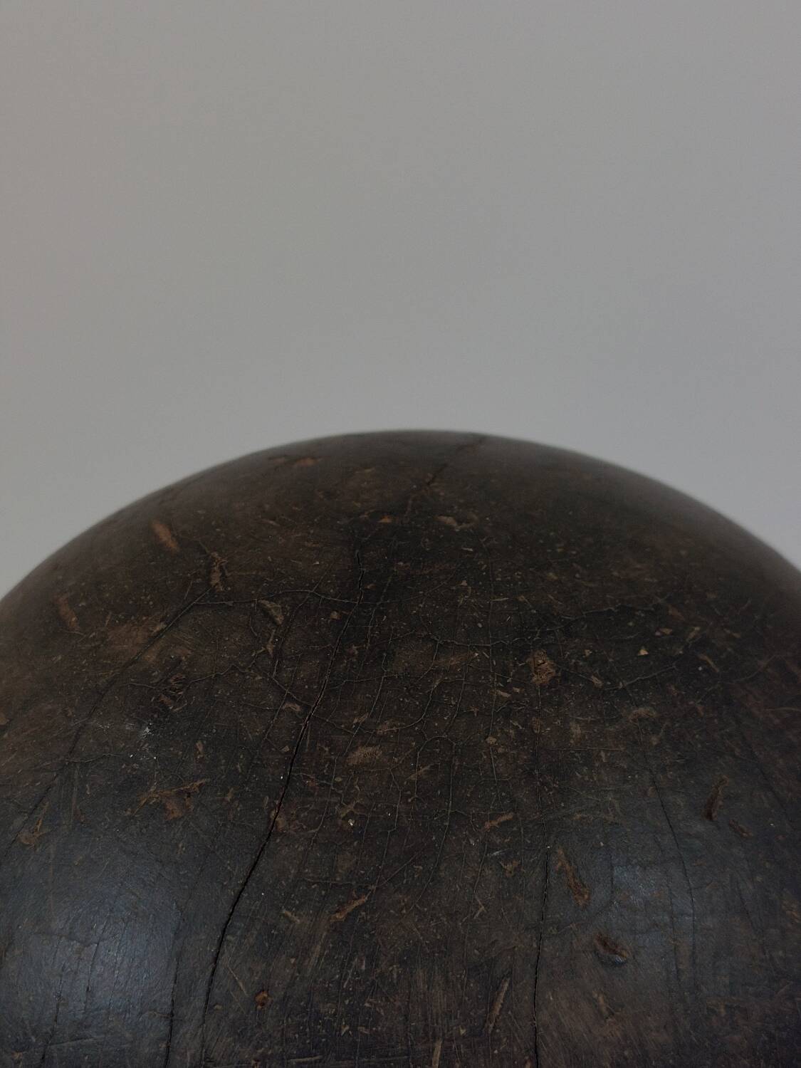 Sphère en bois dur patinée décorative antique
