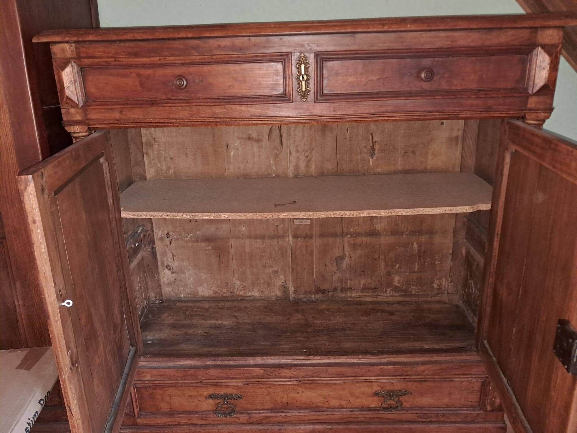 Rustic furniture for holiday homes and country houses.