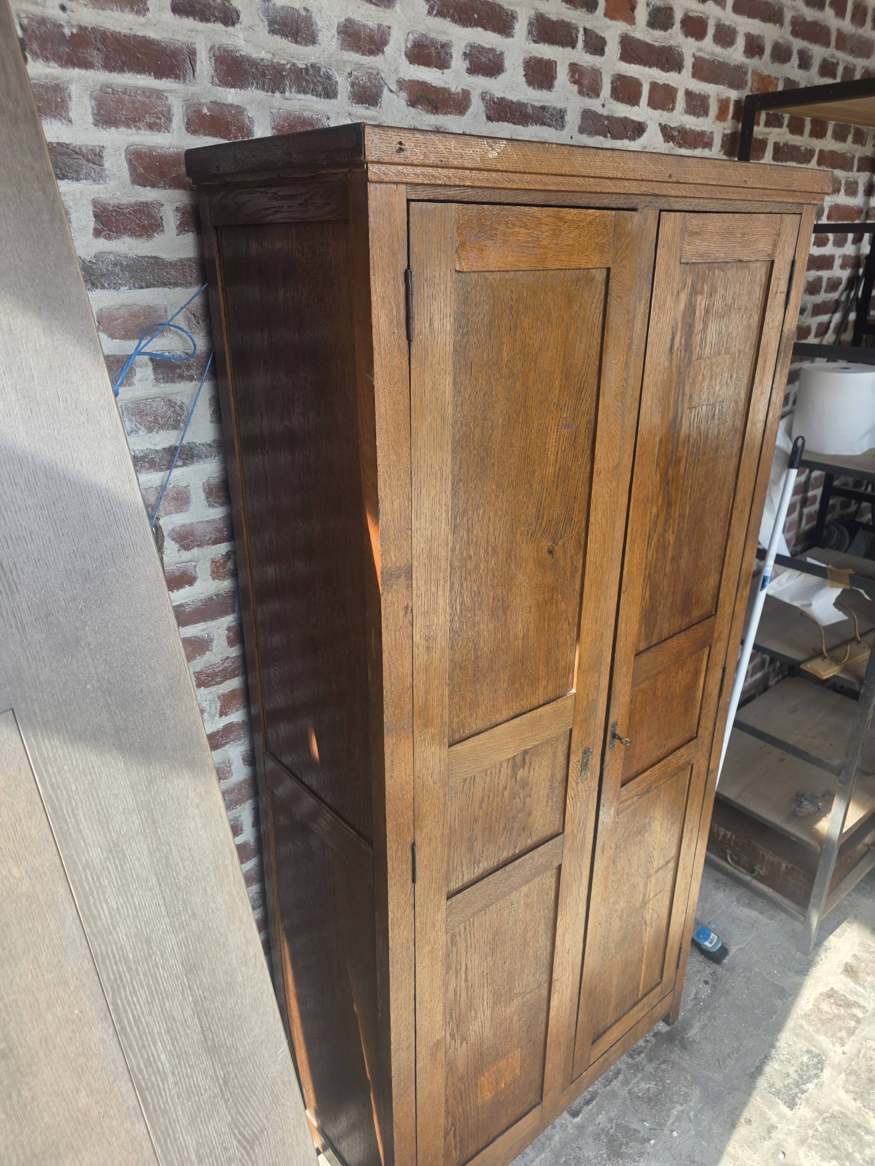 Armoire parisienne ancienne en chêne