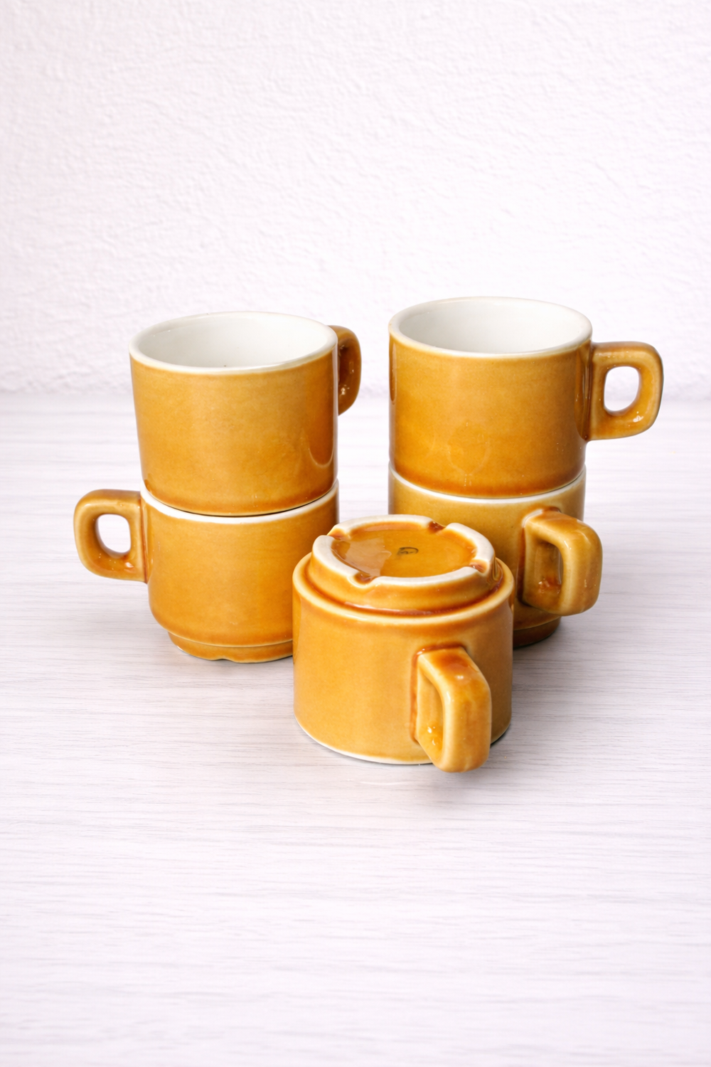 Set of 5 vintage mustard-coloured ceramic mugs.