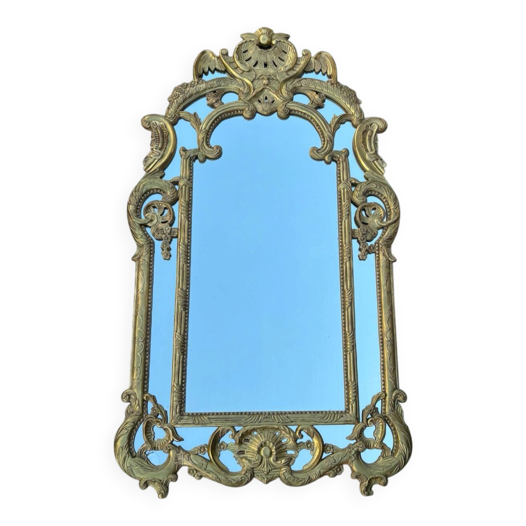Grand miroir à parecloses en bois sculpté et doré, de style Régence