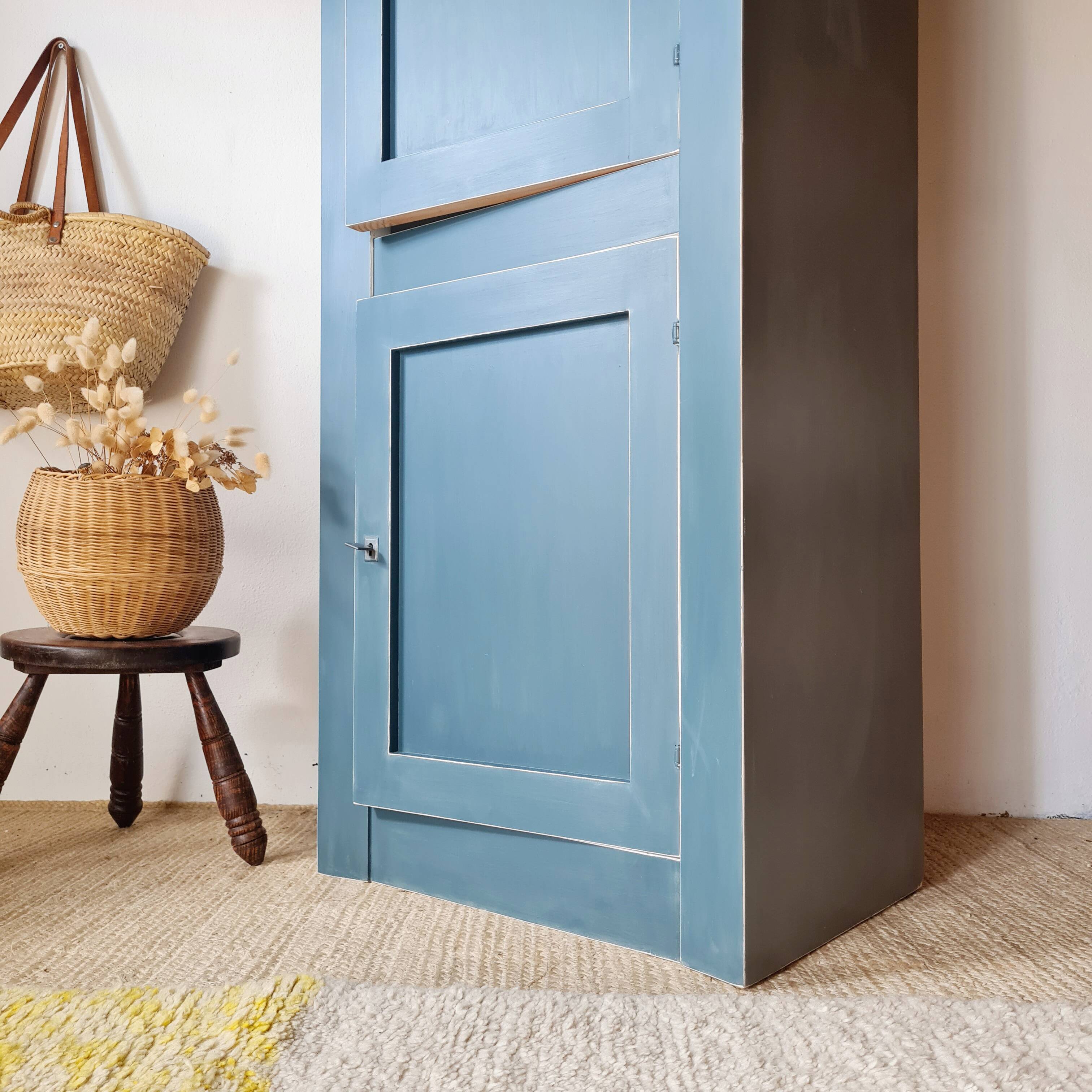 Armoire type parisienne haute étroite – Bleu Paon & Intérieur crème