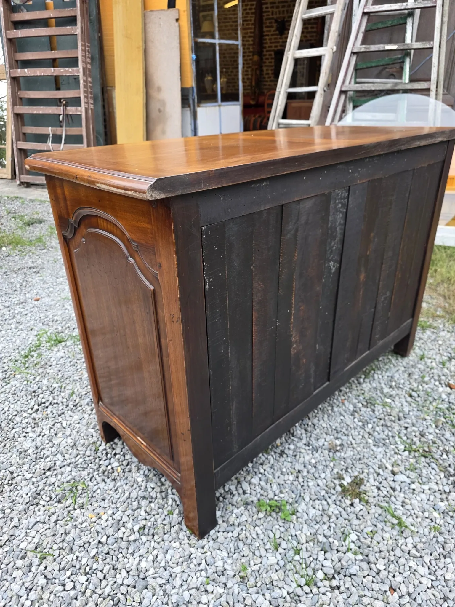 Commode galbée style Louis XV en noyer massif 