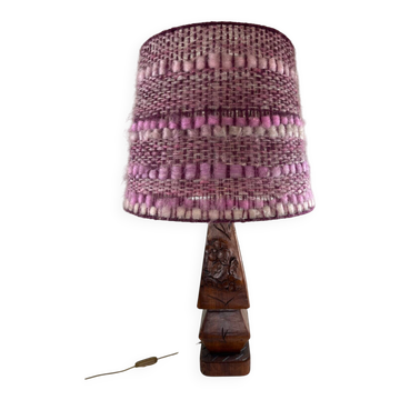 Lampe de table en bois sculpté, abat-jour en laine