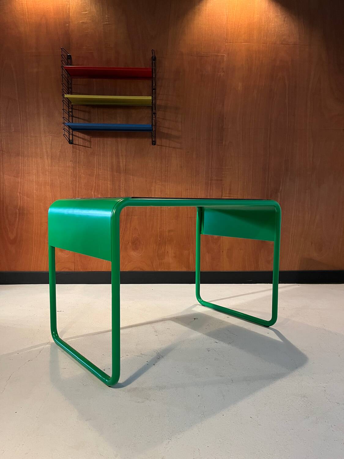 Vintage 1980 desk, in perfect condition.