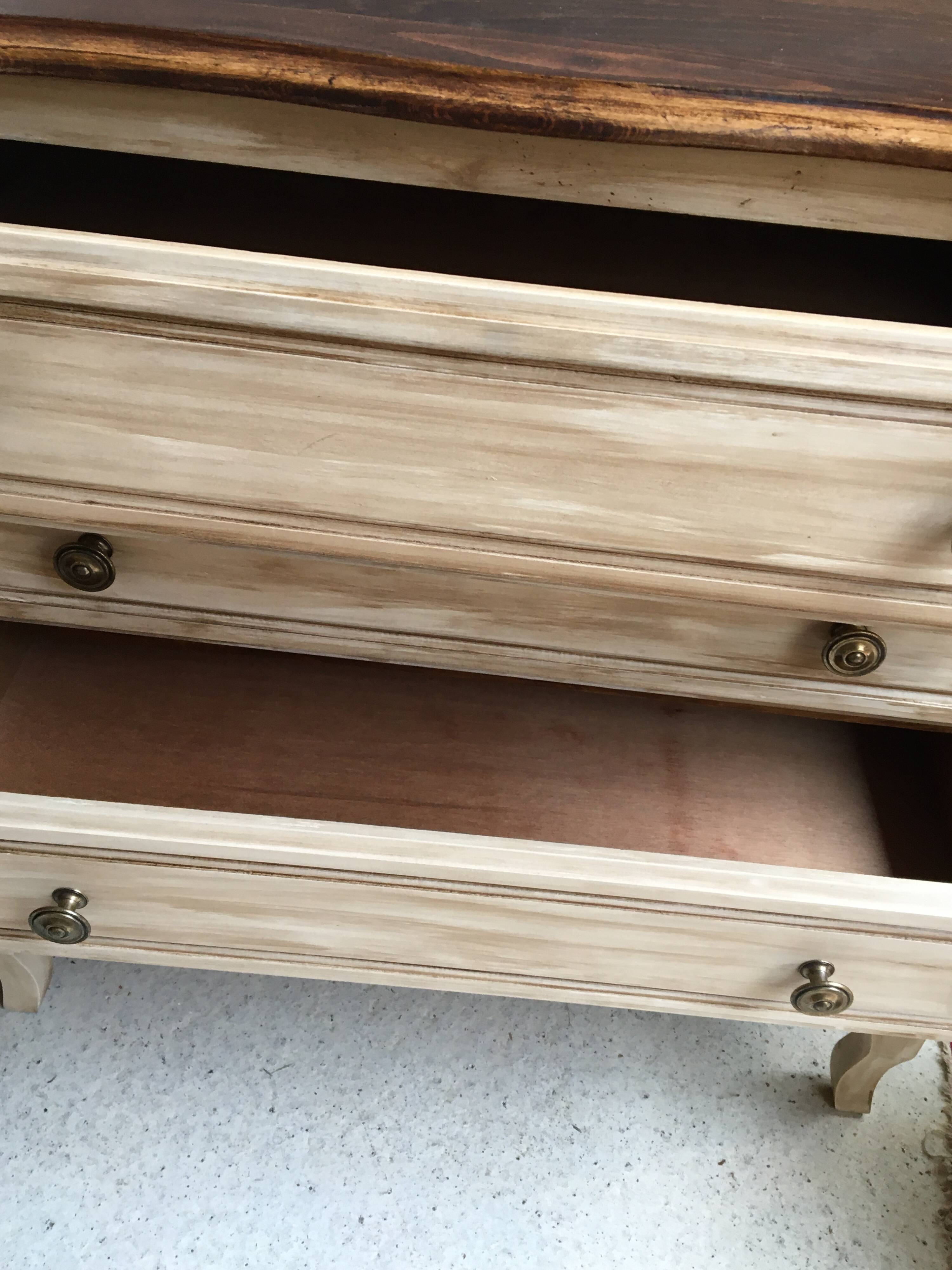 Neoclassical chest of drawers