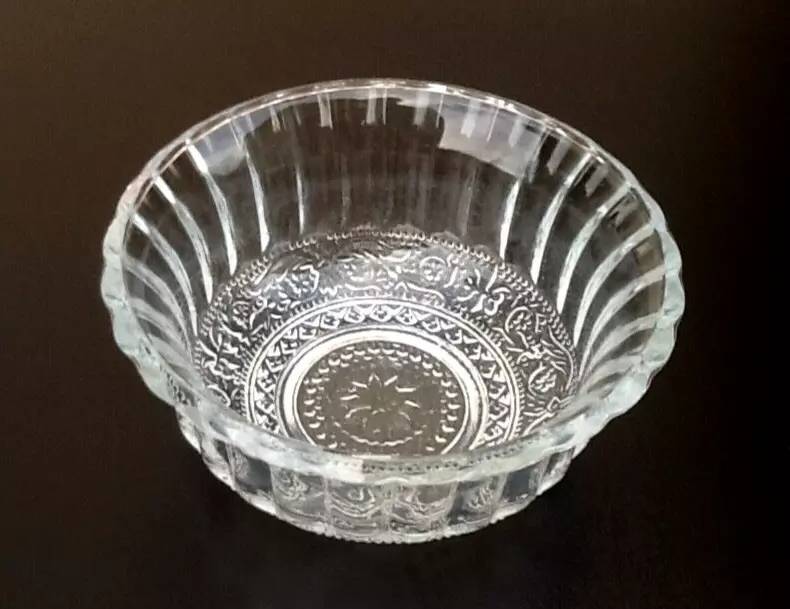 6 antique dessert bowls Clear glass / Scalloped edges