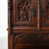 Rare grande armoire néogothique en chêne sculpté à la main du début du XIXe siècle