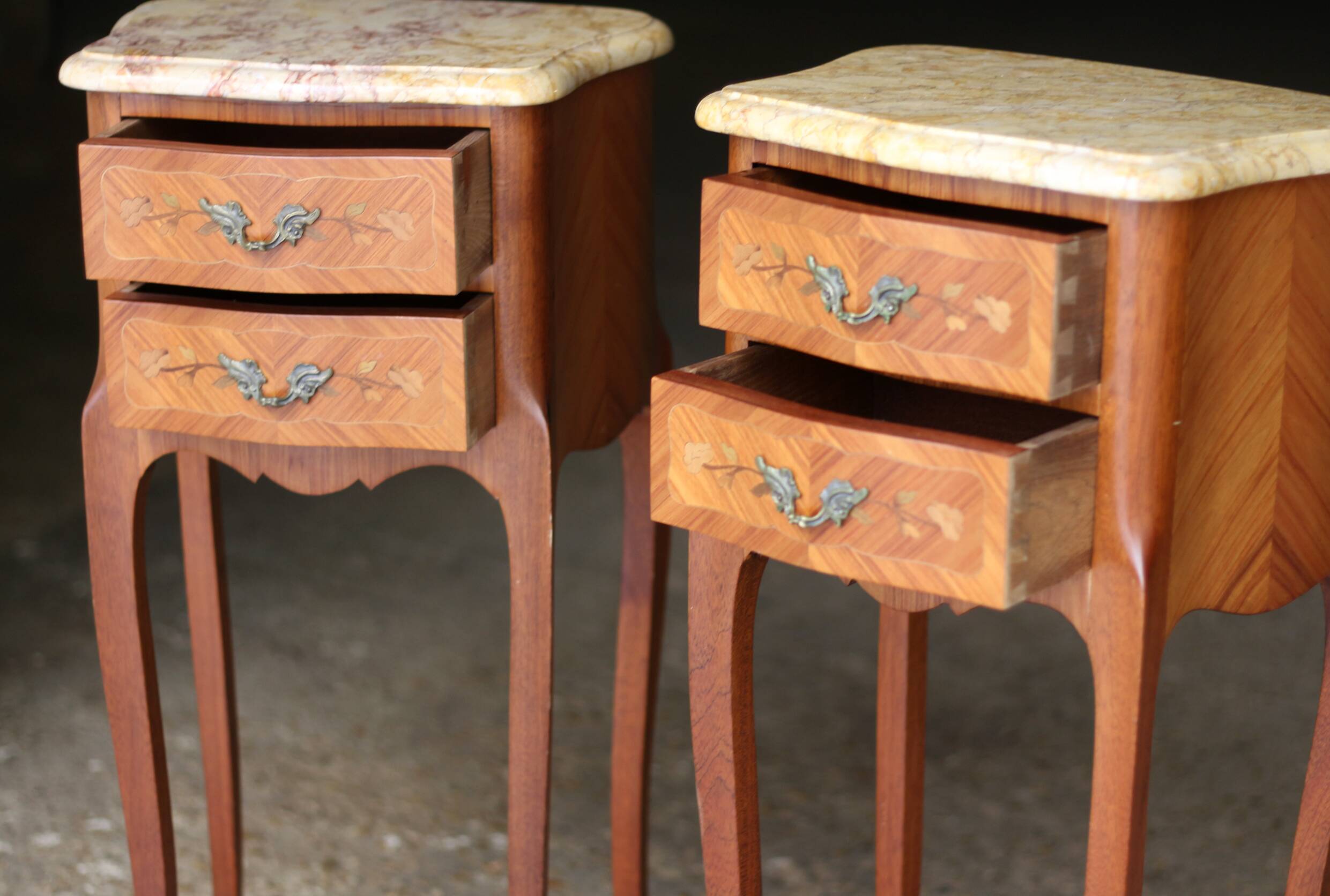 Paire de chevêts de style en placage de bois de rose.