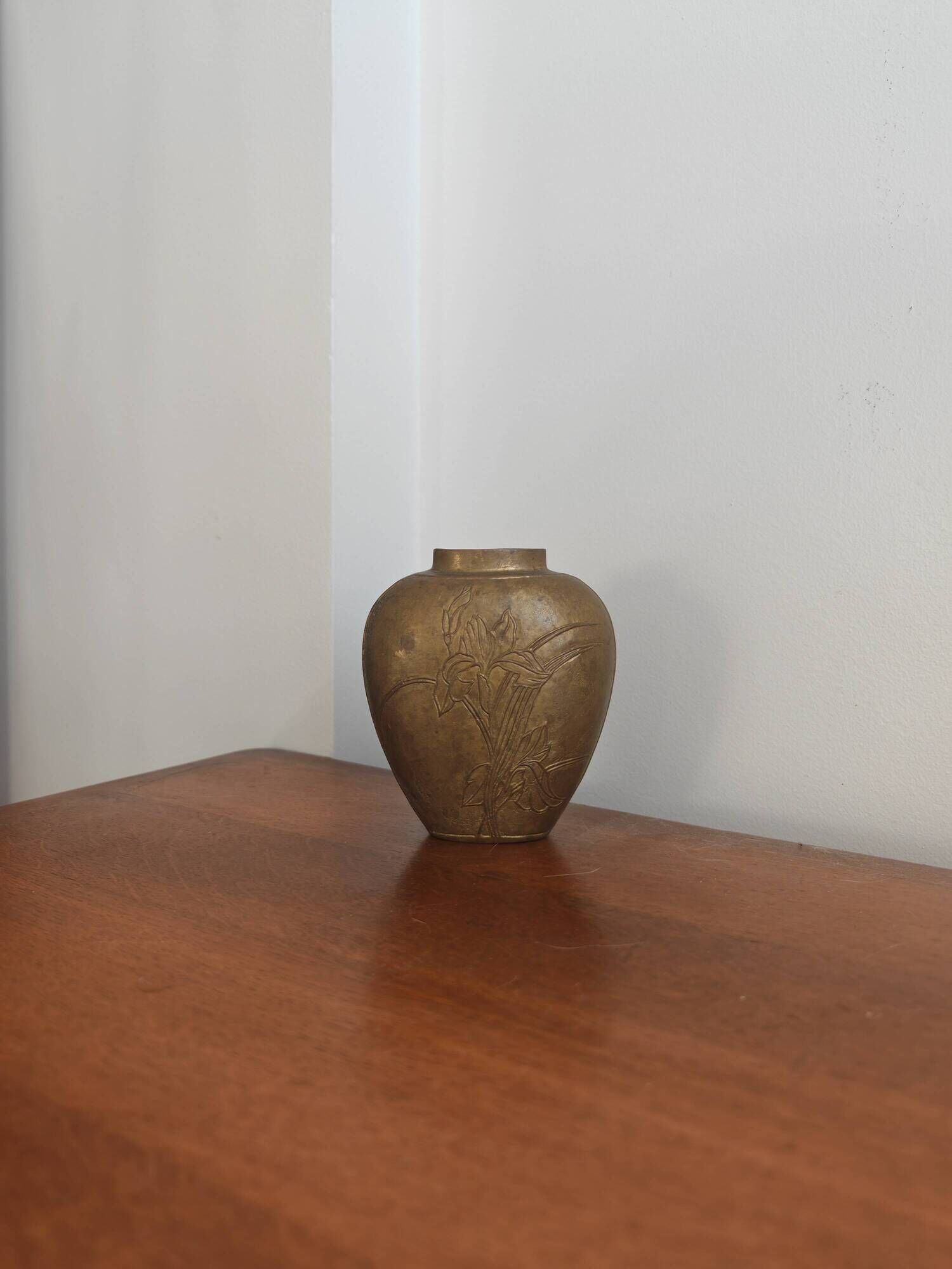 Antique vase in brass/bronze - Iris decoration - Art Nouveau style