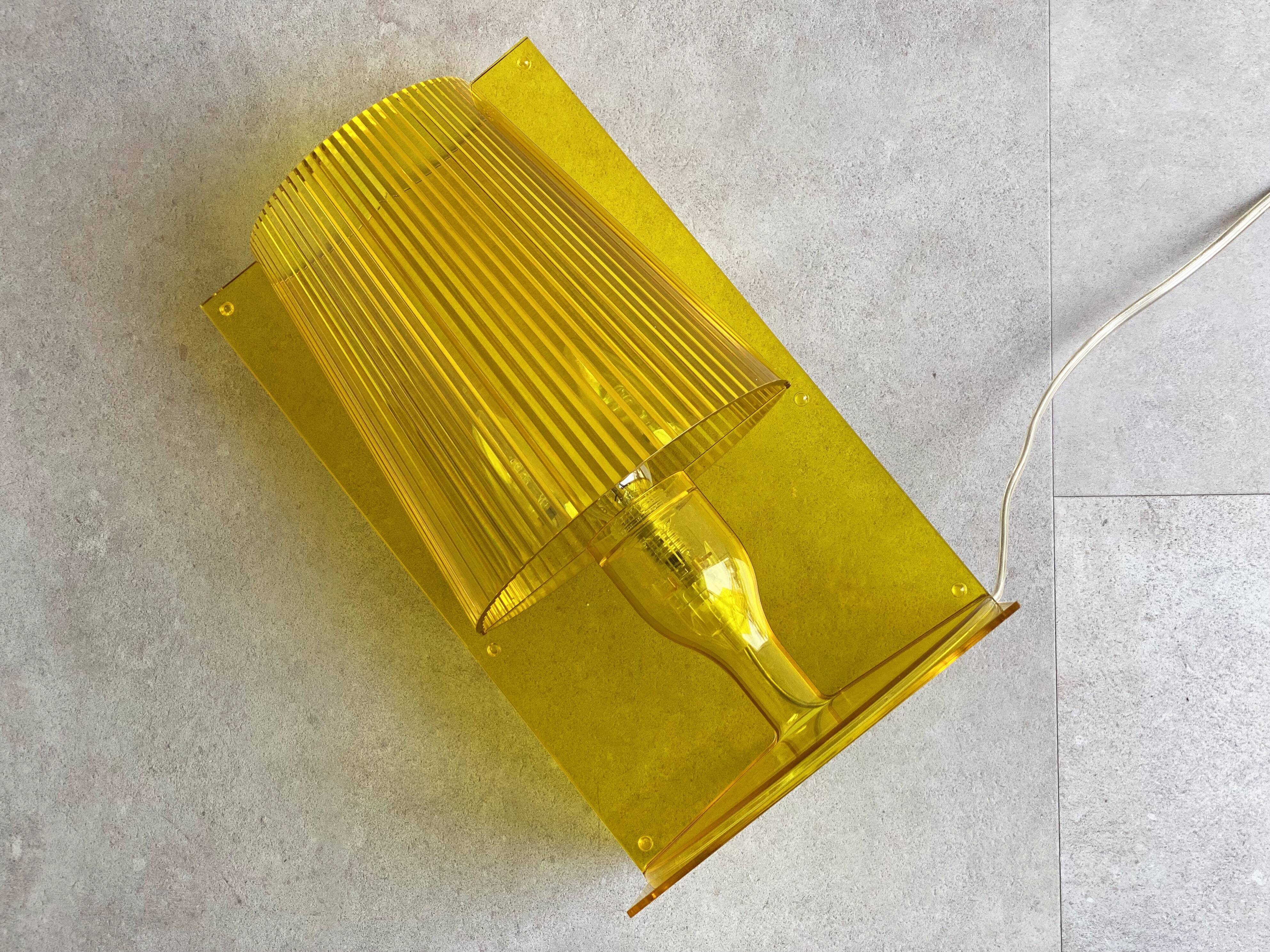 Lampe de table en acrylique jaune Kartell Take conçue par Ferruccio Laviani, Vintage