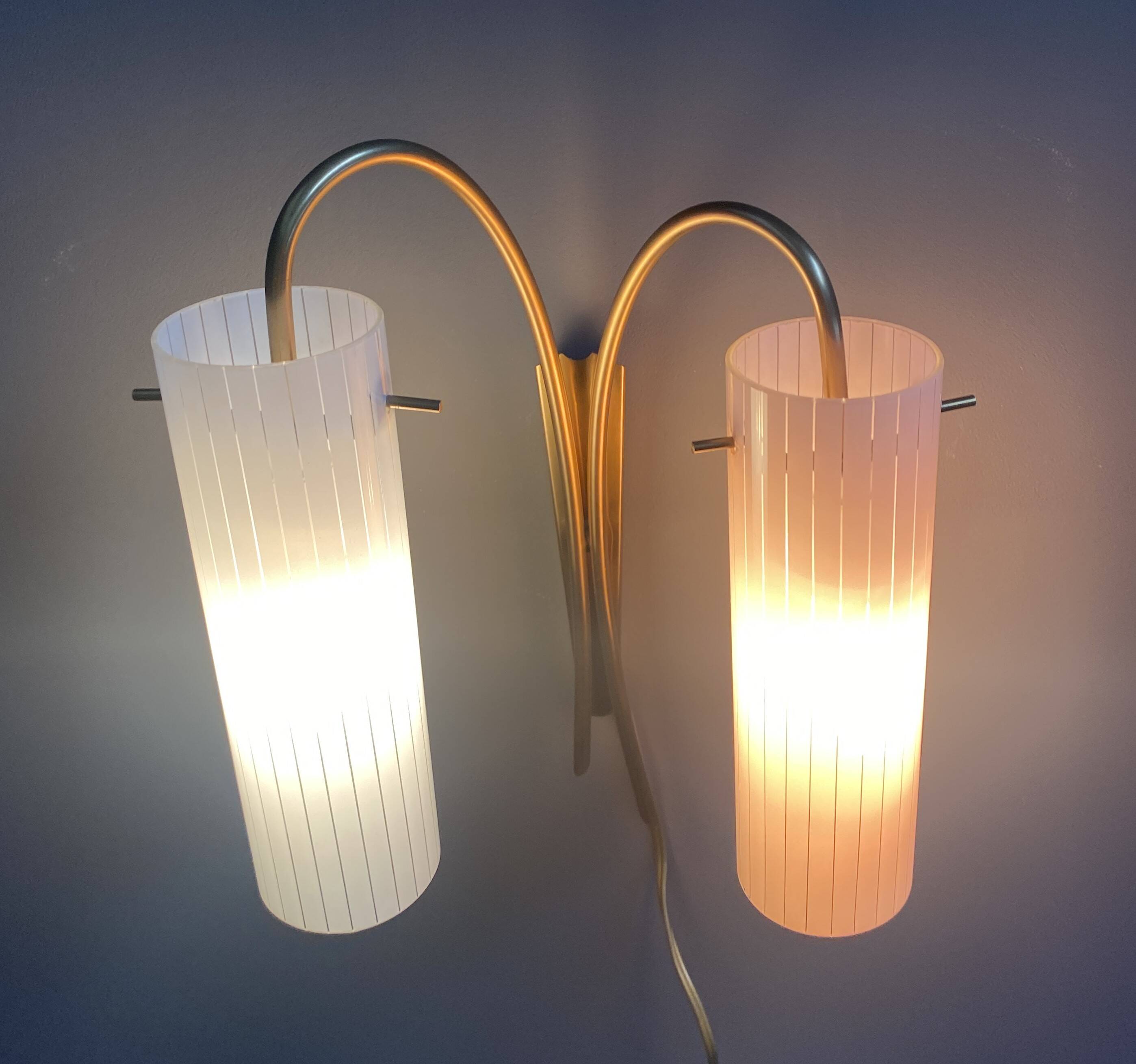 Applique murale en laiton avec abat-jour en verre rose et bleu, années 1960