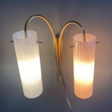 Applique murale en laiton avec abat-jour en verre rose et bleu, années 1960