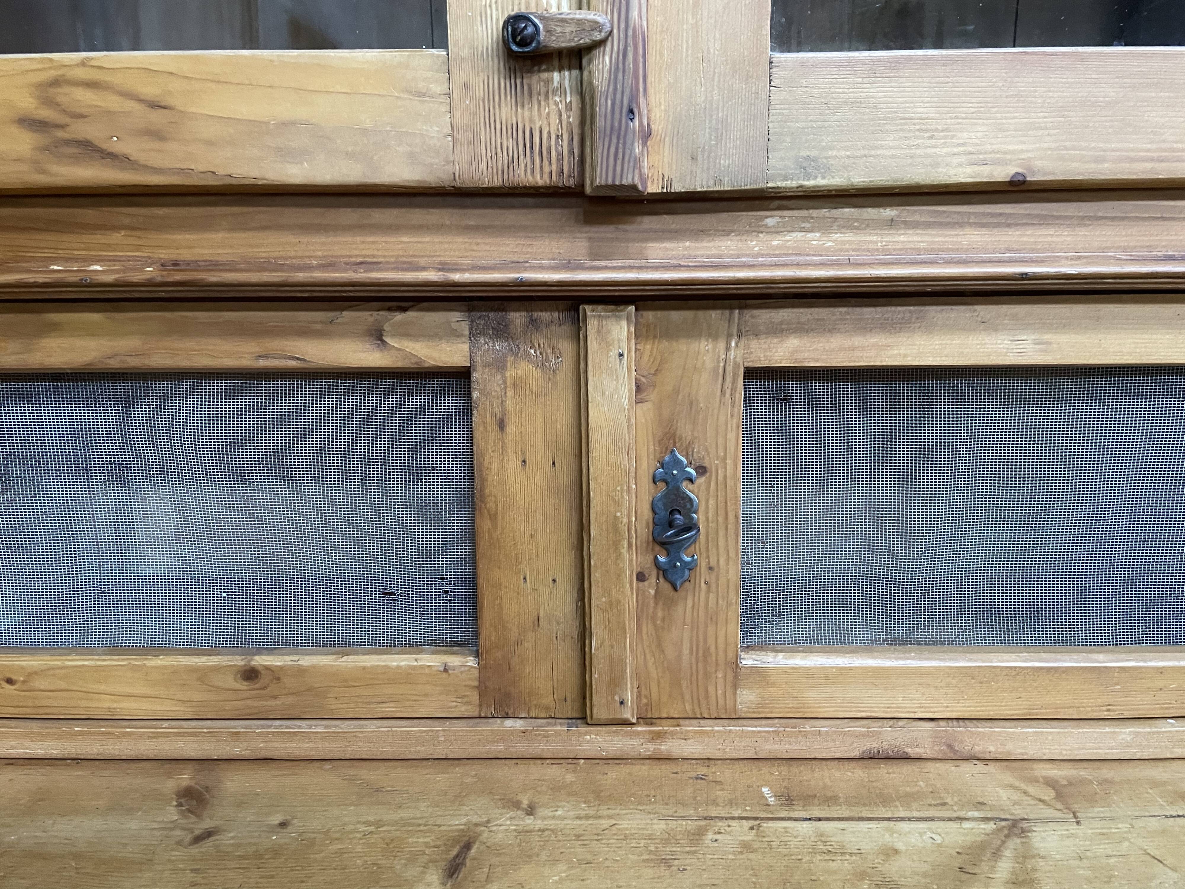 Buffet two bodies in fir 1900