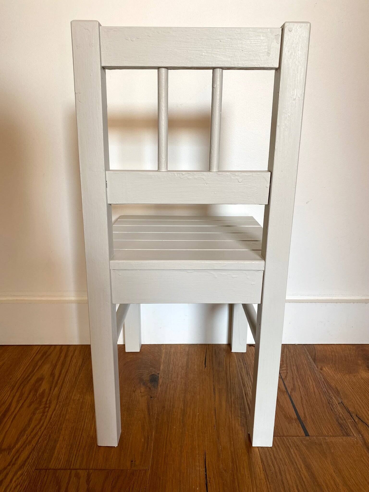 Chaise pour enfant en bois ancien