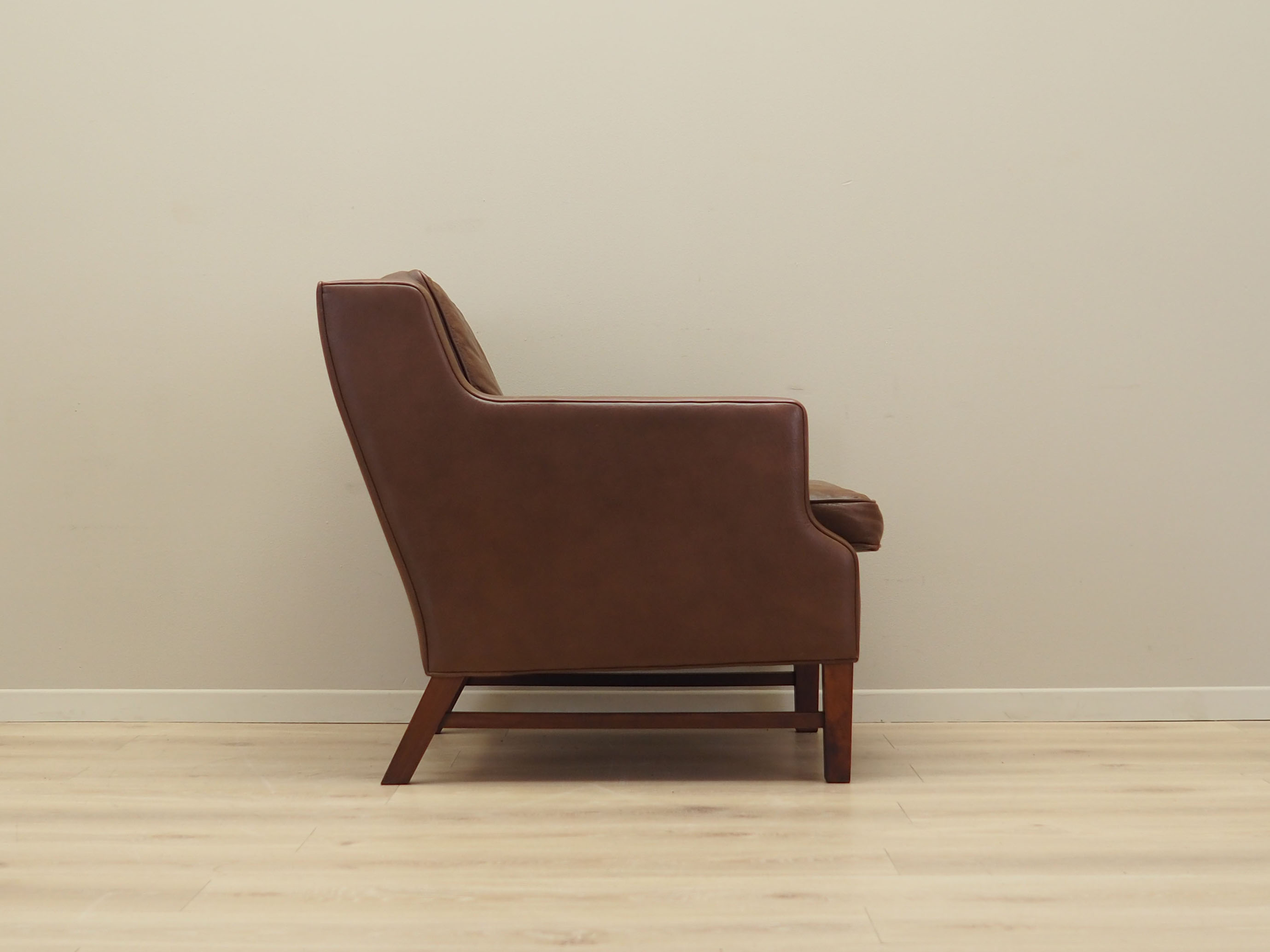 Fauteuil en cuir marron, design danois, années 1960, production: Danemark