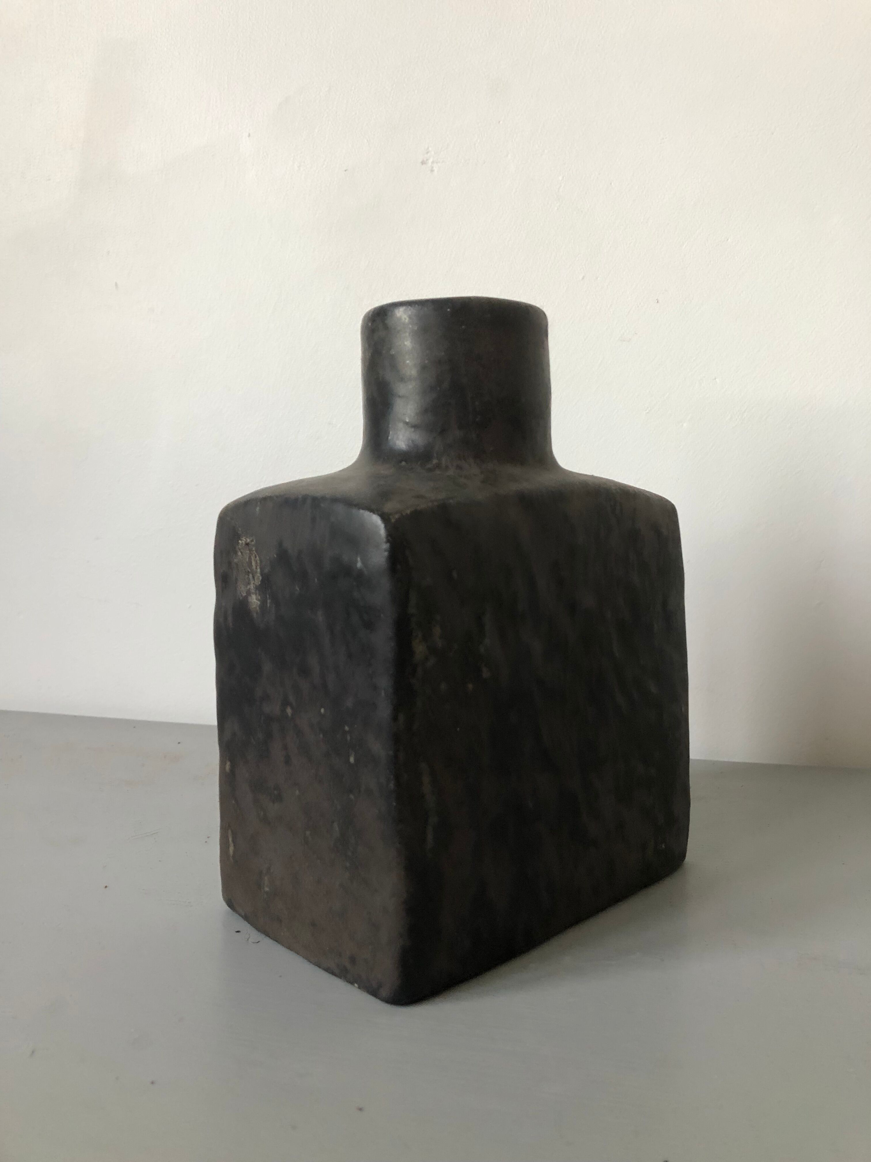 Art pottery of Mobach Holland Cubist vase in black enamelled sandstone