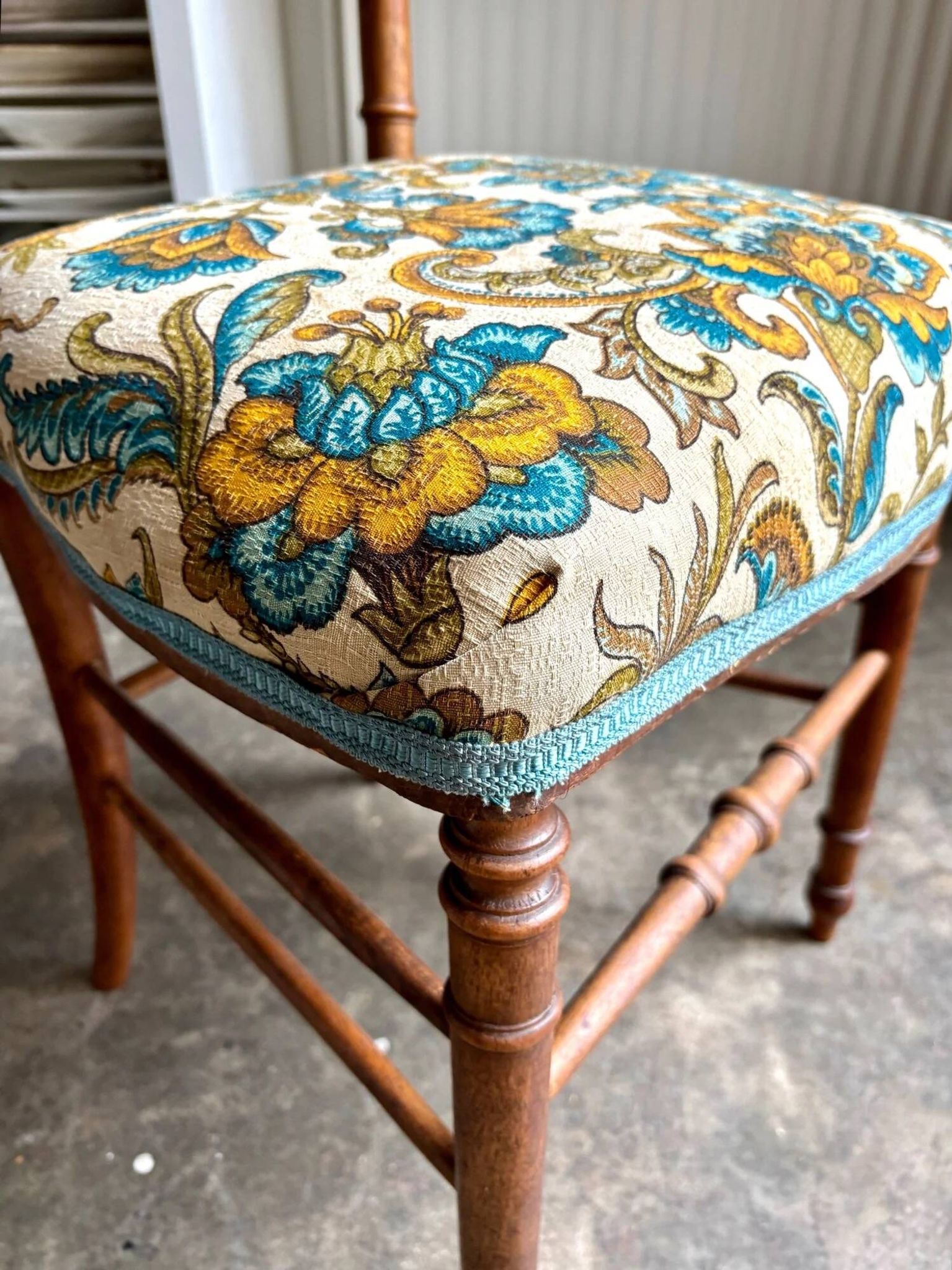 Chaise en bois ciselé et coton imprimé