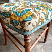 Chaise en bois ciselé et coton imprimé