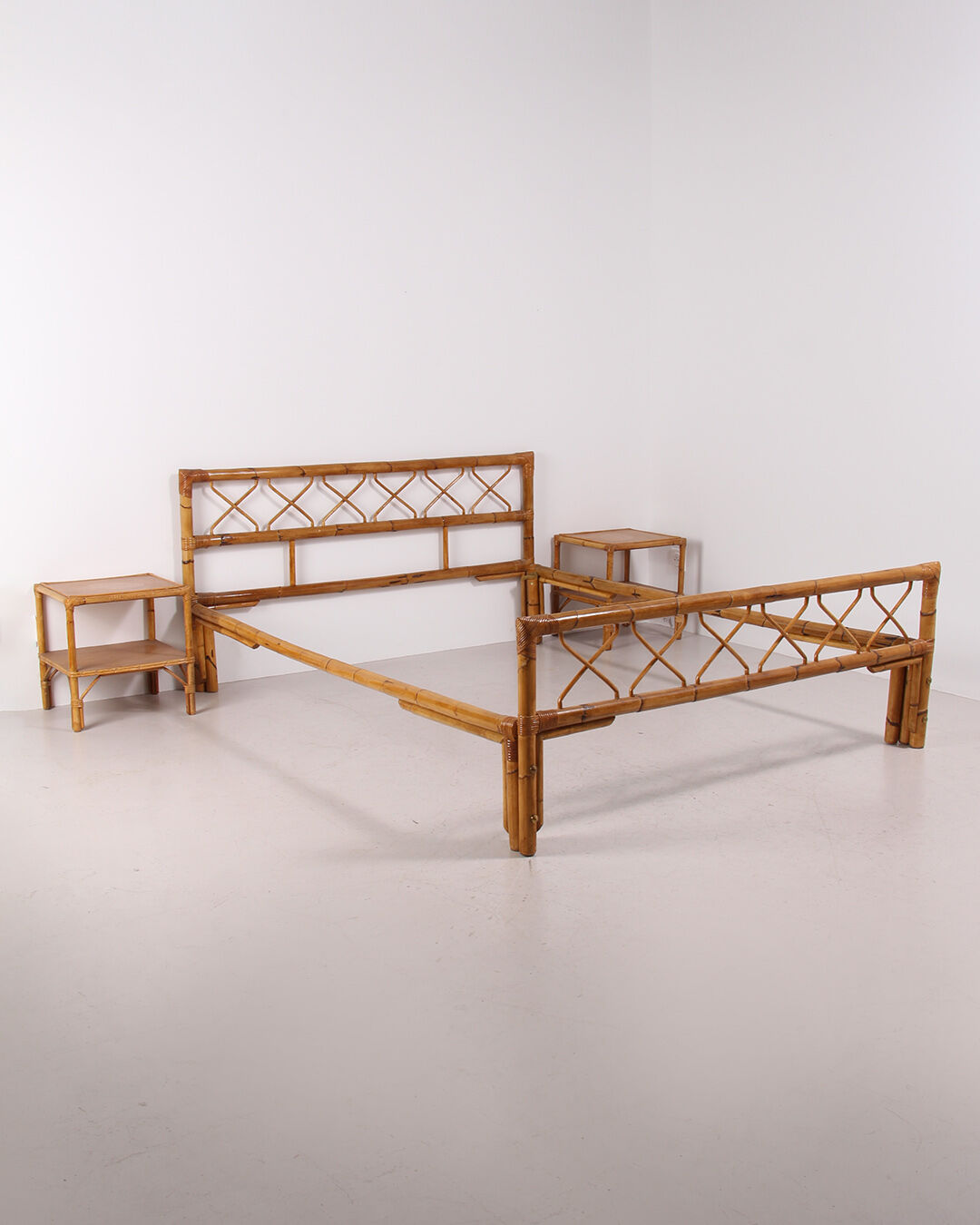 Bed 140 rattan and 2 vintage bedside tables