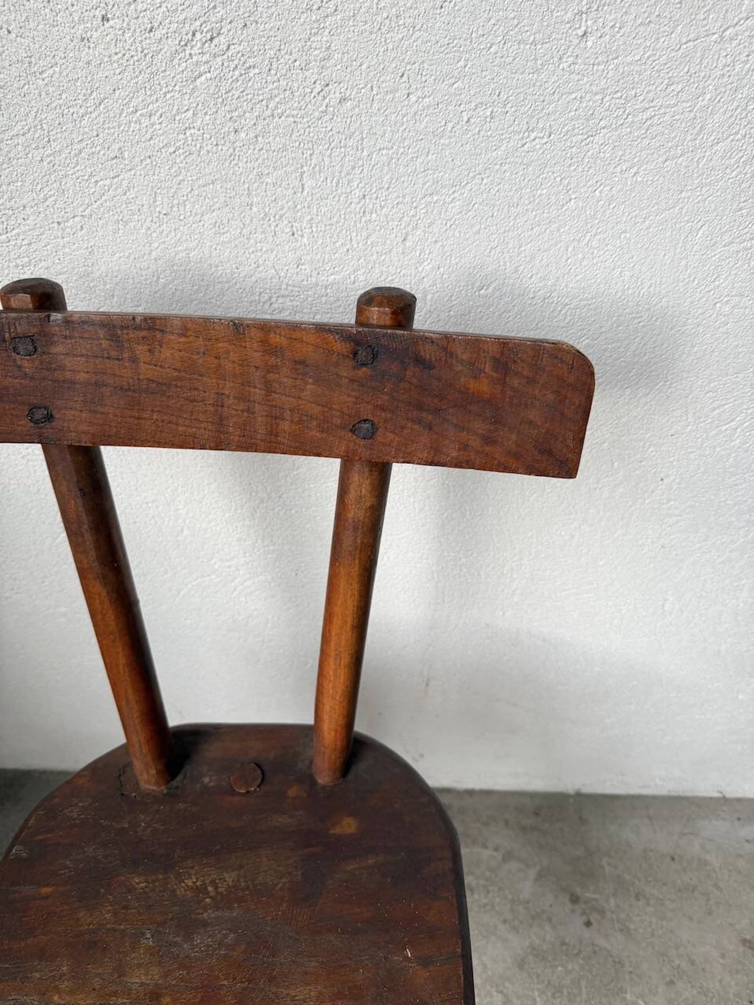 Paire de chaises tripodes savoyardes art populaire chêne