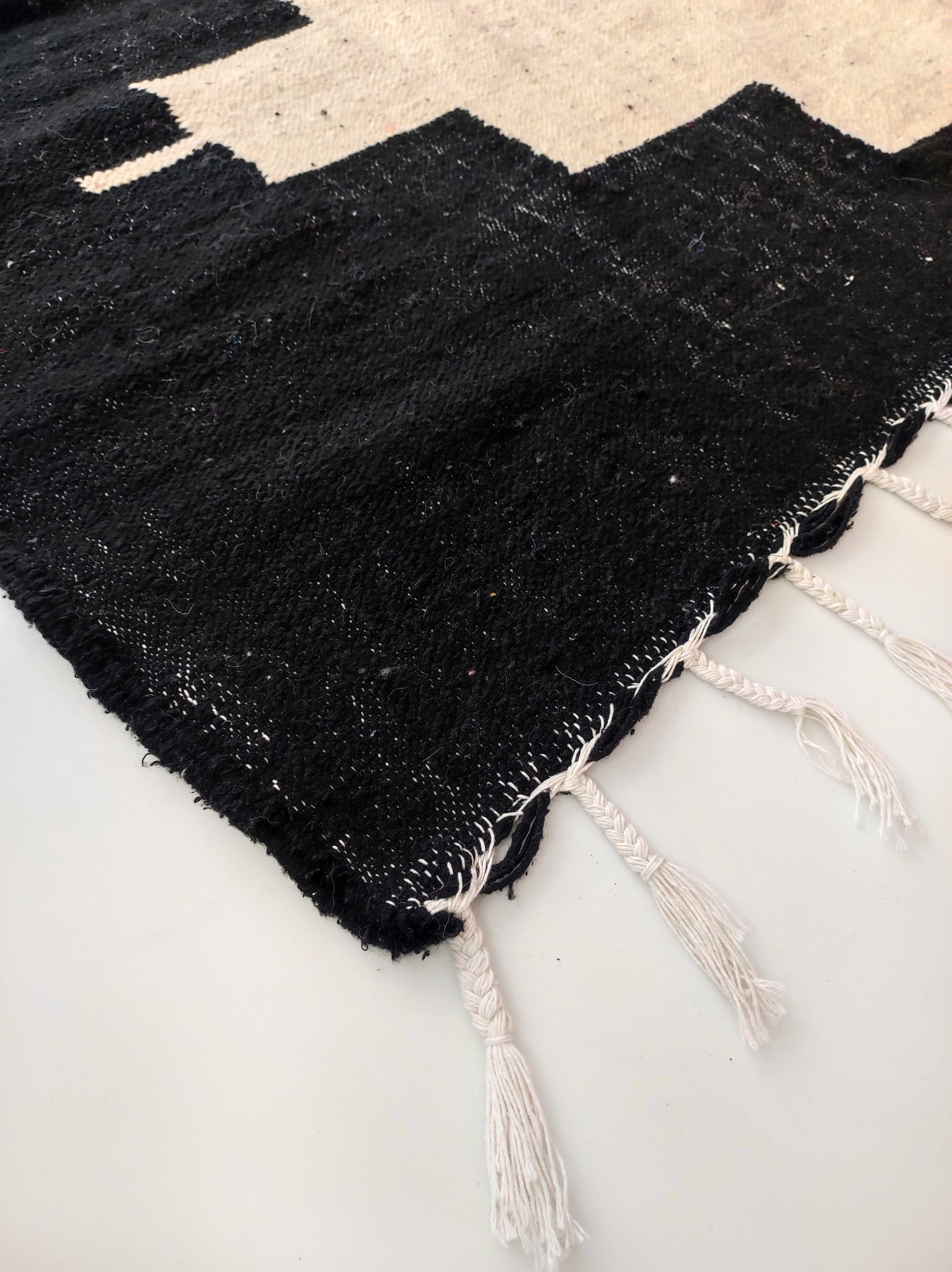 Tapis kilim berbère marocain écru à motifs graphiques noirs 300x194cm
