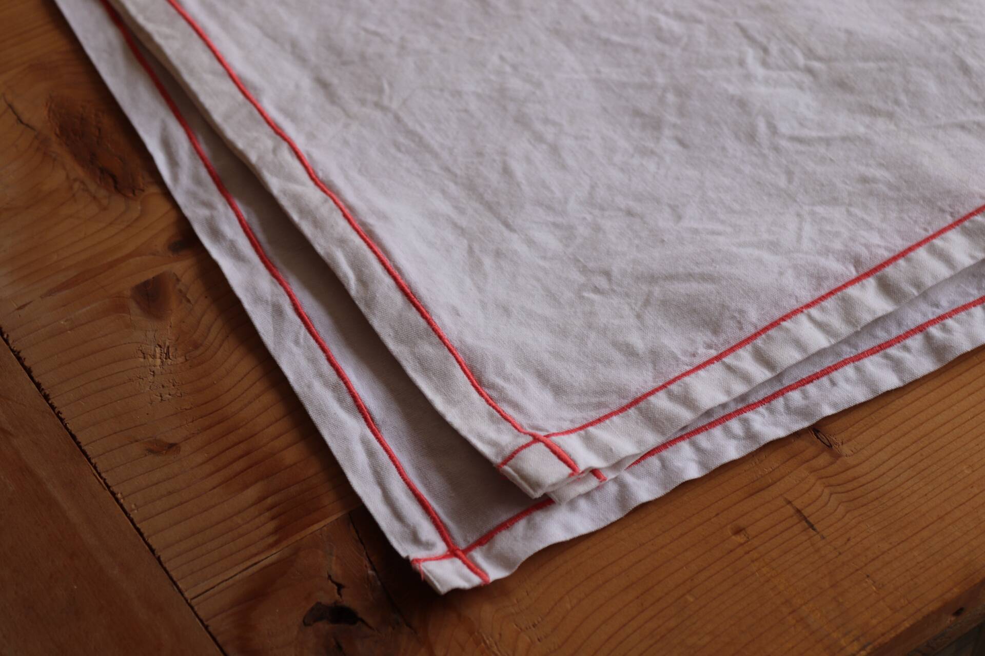 Set of 6 vintage embroidered table napkins with leaves.